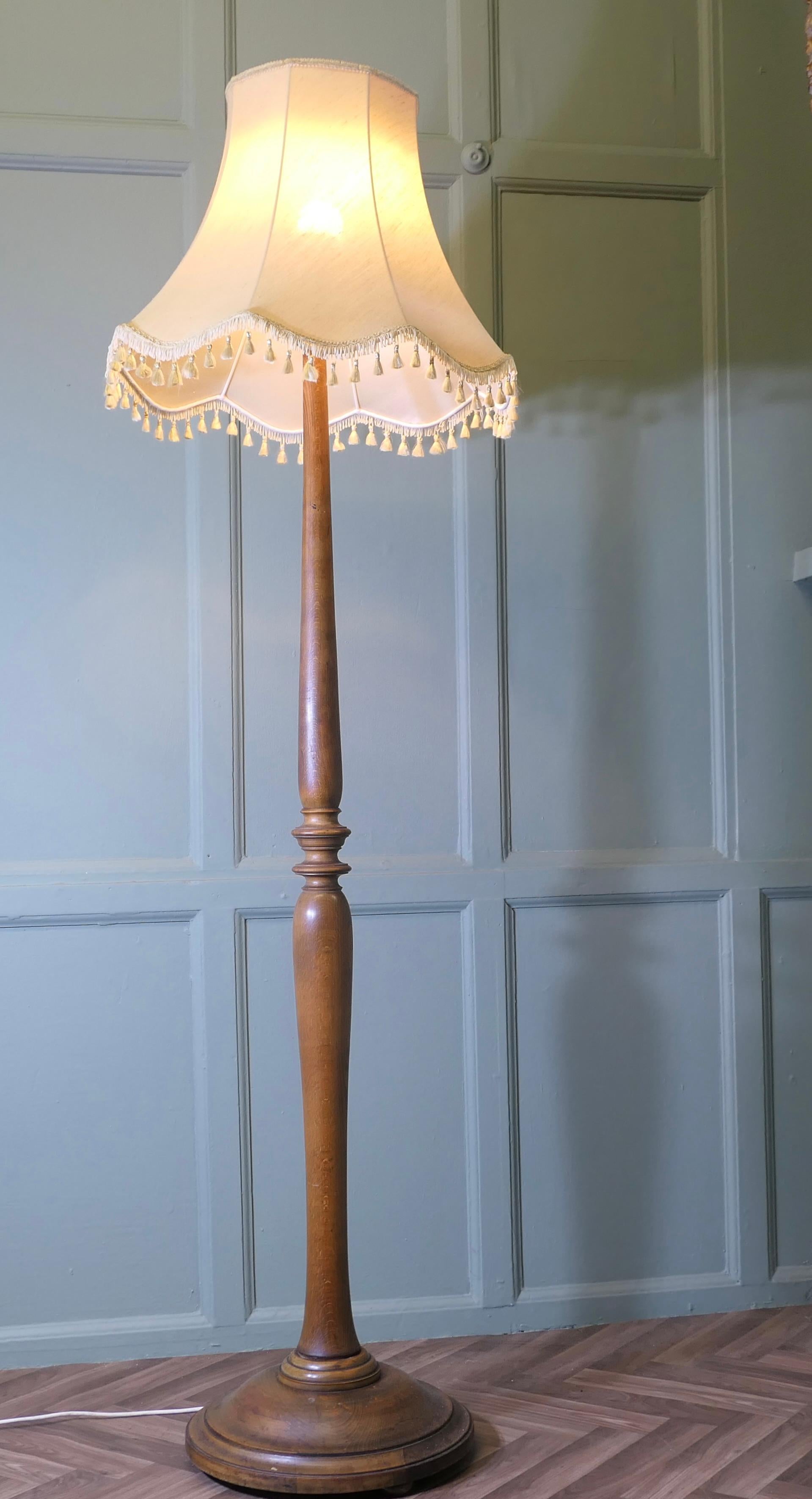Noce Lampada da terra alta in Beeche tornito, Lampada Standard in vendita