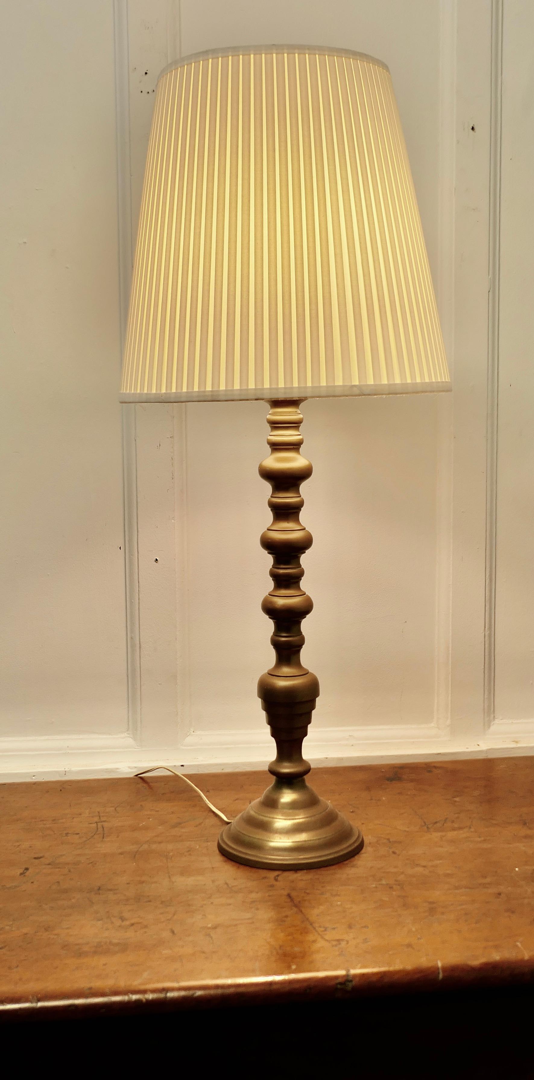 Tall Turned Brass Table Lamp


This is a good quality brass piece, it has a single bulbous column set on a Round Footed base 

This is a very attractive lamp with a good dark patina, it is in good condition and has a pleated paper shade
The Lamp is