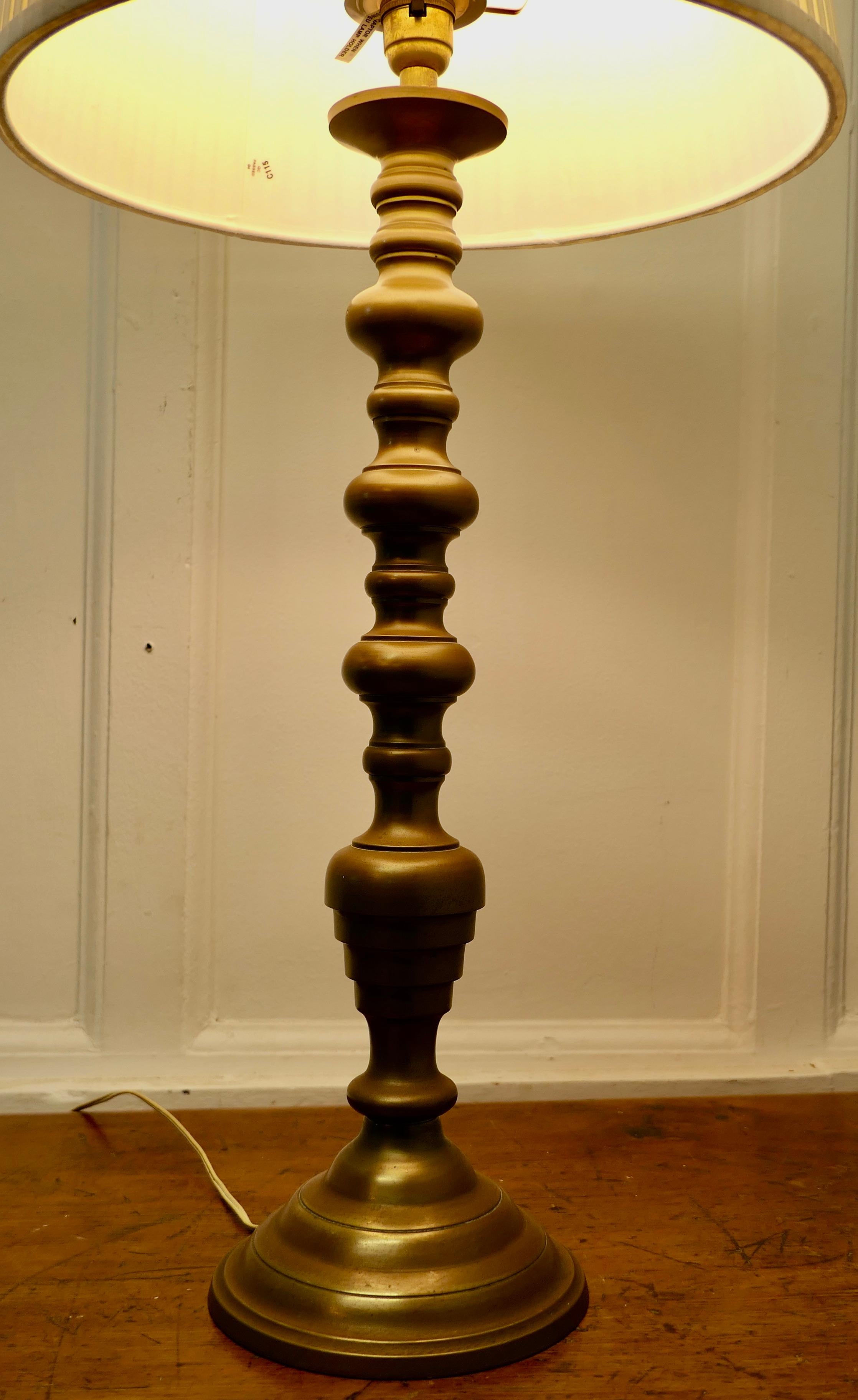 Tall Turned Brass Table Lamp   This is a good quality brass piece  In Good Condition For Sale In Chillerton, Isle of Wight