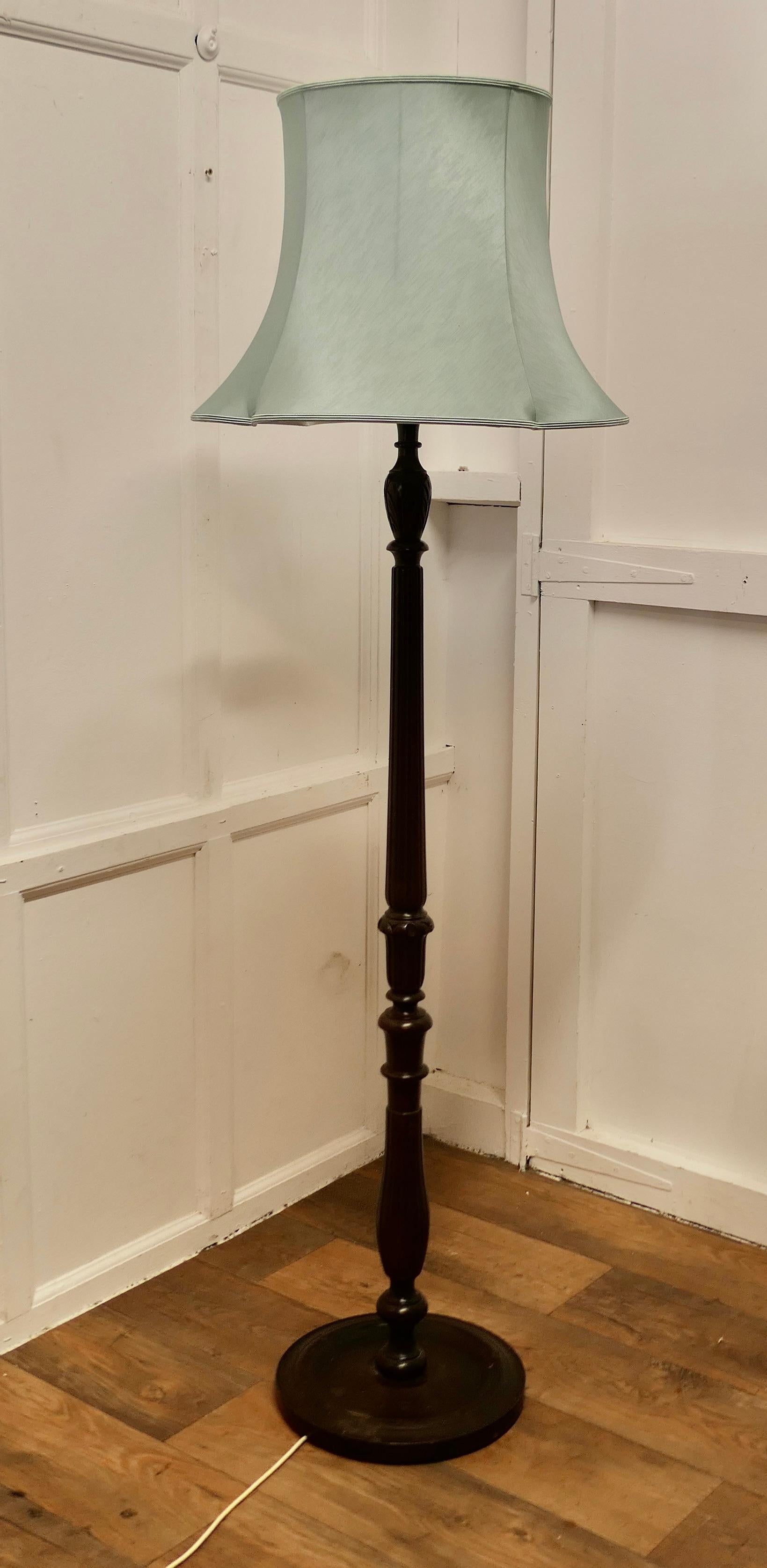 Tall Turned Floor Lamp, Standard Lamp     This is a very attractive piece  In Good Condition For Sale In Chillerton, Isle of Wight