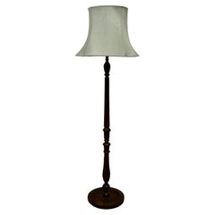 Grand lampadaire tourné, lampe standard     C'est une pièce très attrayante
