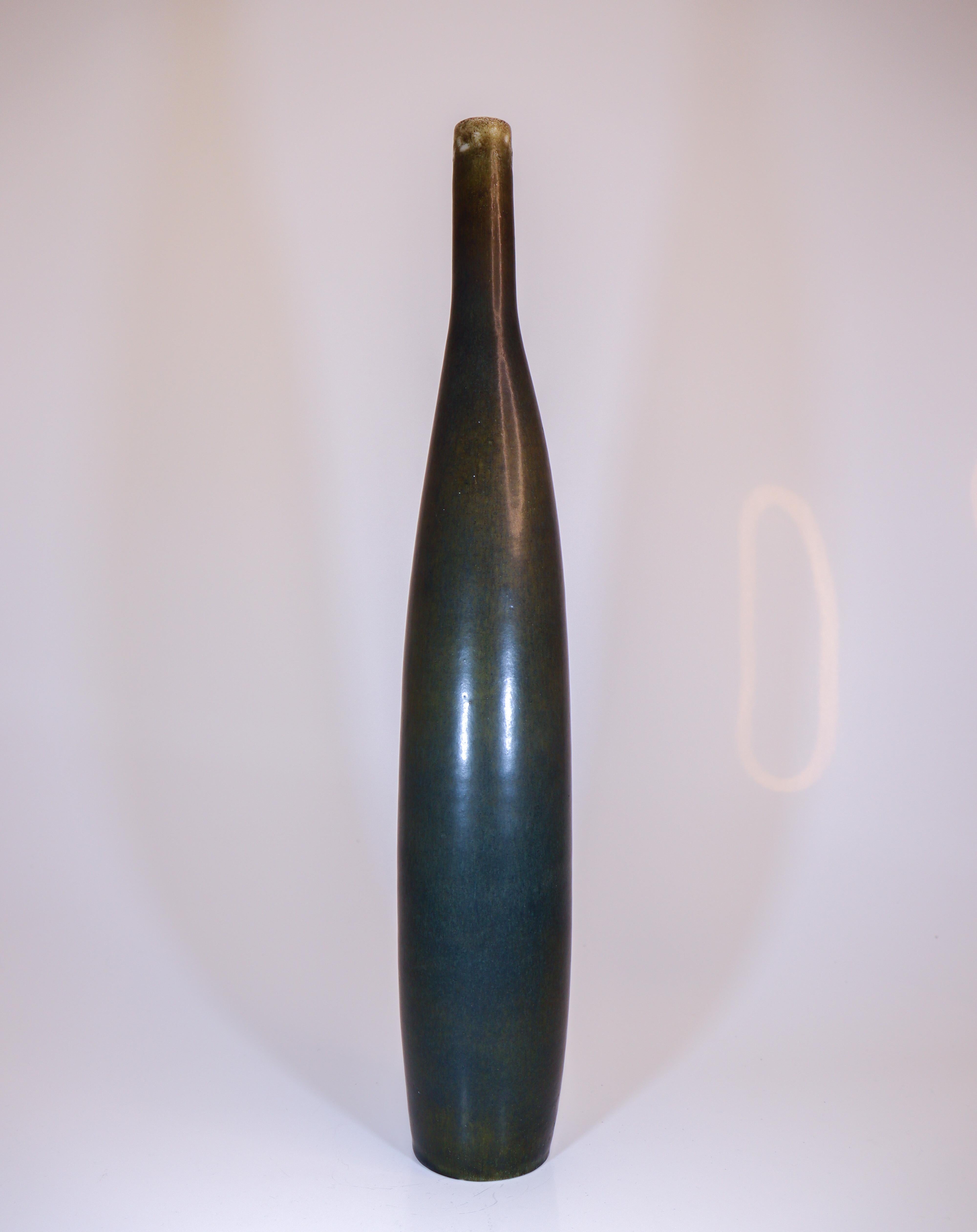 Gran jarrón diseñado por Carl-Harry Stålhane en Rörstrand en 1959. Mide 47 cm de alto, 7 cm de diámetro y está en excelente estado, salvo por algunas pequeñas grietas y arañazos en el esmalte. Se trata de un jarrón único del que sólo se hizo un