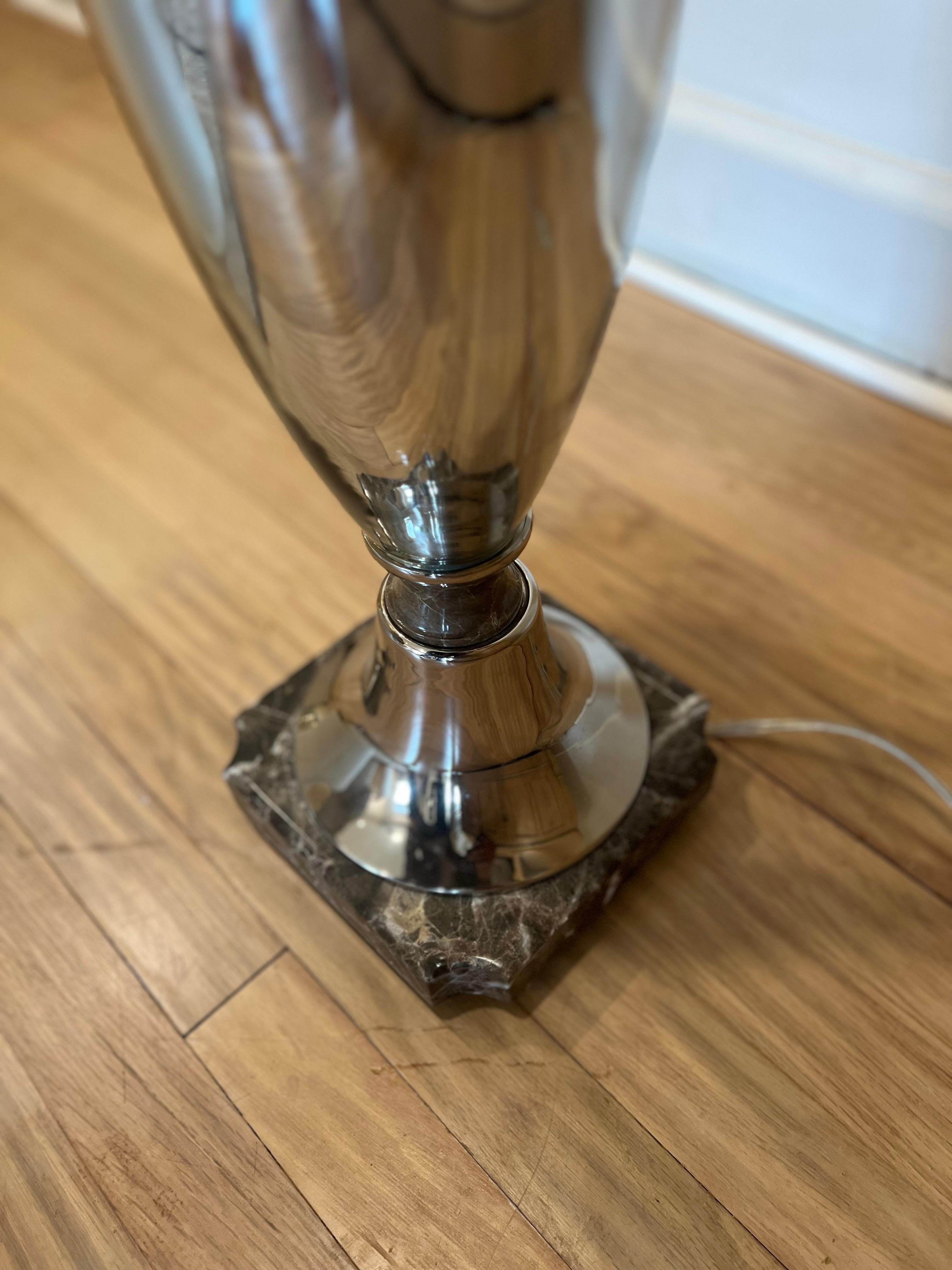 Superbe lampe de table en forme d'urne ou de trophée en verre de Mercure.  La hauteur est de 41