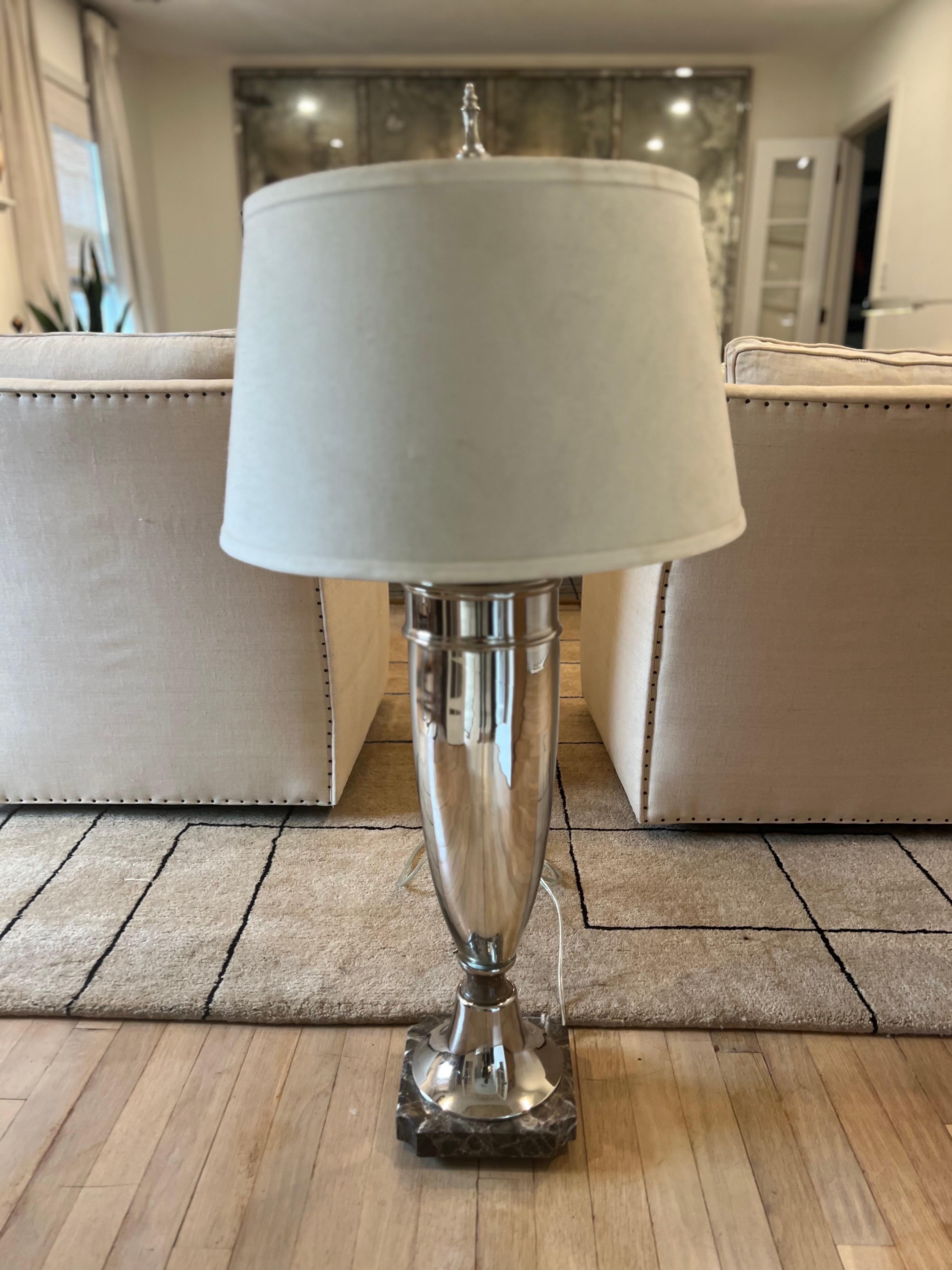 Américain Grande lampe en forme d'urne en verre mercuré avec base en pierre de marbre  en vente