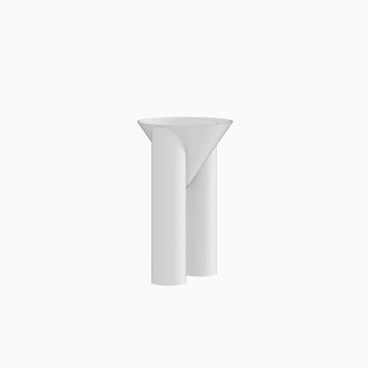 Die Tall Valet Vase wird von Hand aus Metall gefertigt und mit einer matten elektrostatischen Beschichtung versehen. Ihr Durchmesser kann individuell angepasst werden. 