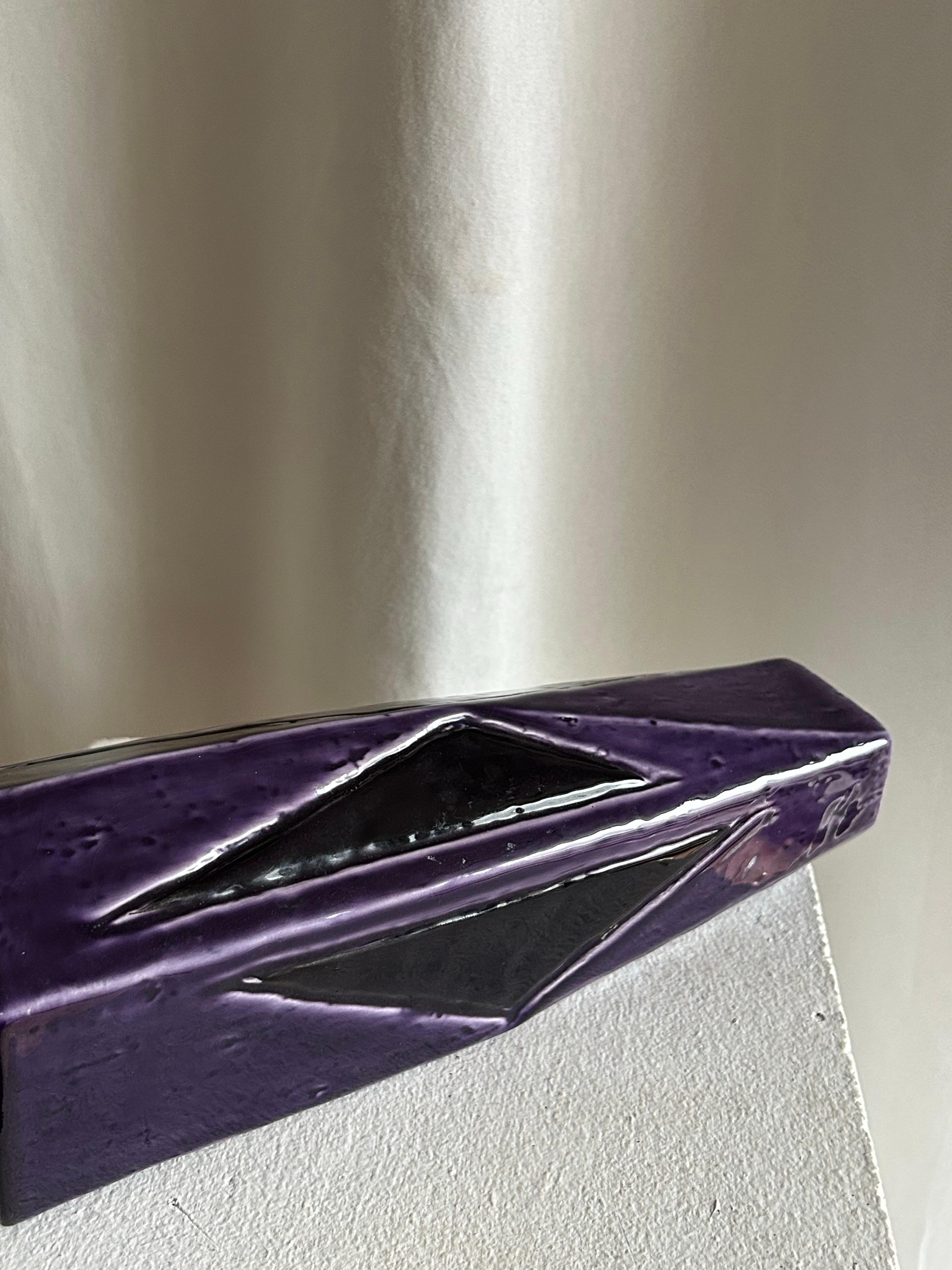  elegante e scultoreo vaso disegnato dall'artista danese Vilhelm Bjerke Petersen (1909-1957), eseguito come parte della rinomata serie Fasett per Rörstrand, in Svezia, negli anni '50. La serie è famosa per le sue forme geometriche sfaccettate e i