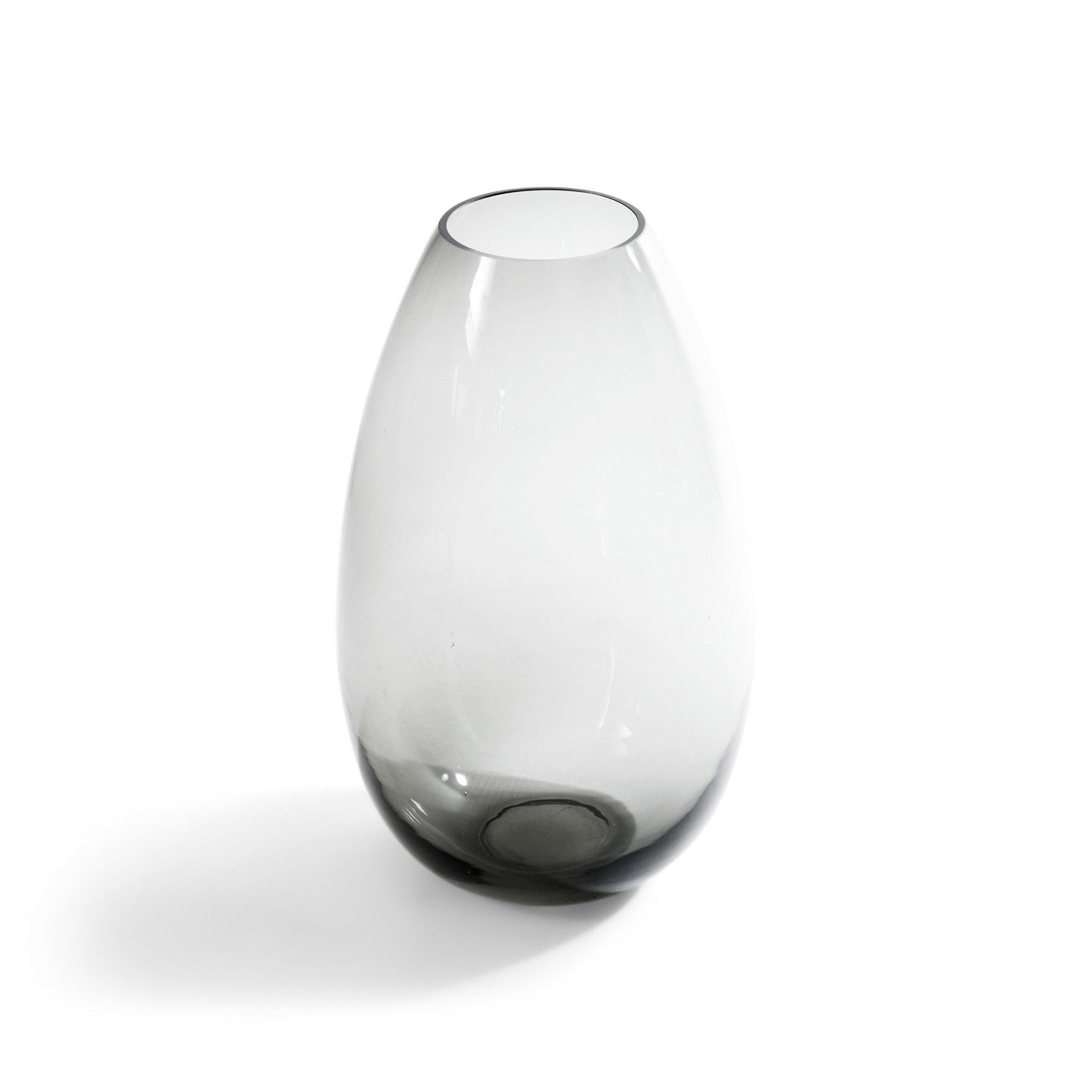 Un vaso in vetro soffiato a mano color fumo.
