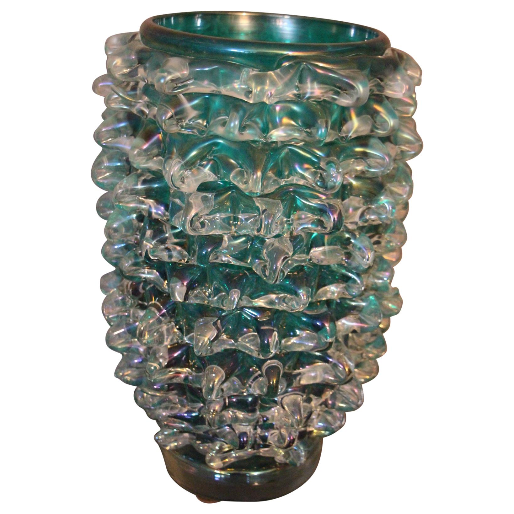 Hohe Vase aus blau-grün schillerndem Murano-Glas mit Rostrato-Spikes Dekor