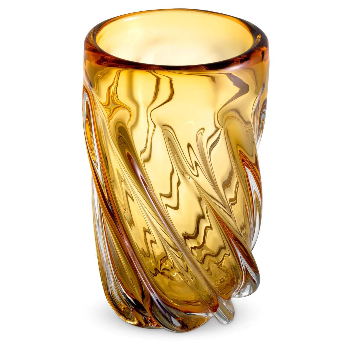 Grand vase en verre jaune soufflé à la bouche.

Joliment façonné pour présenter des arrangements floraux colorés, ce grand vase est un ajout fonctionnel et élégant à votre décoration intérieure.

Fabriqué à la main en verre jaune, il présente un