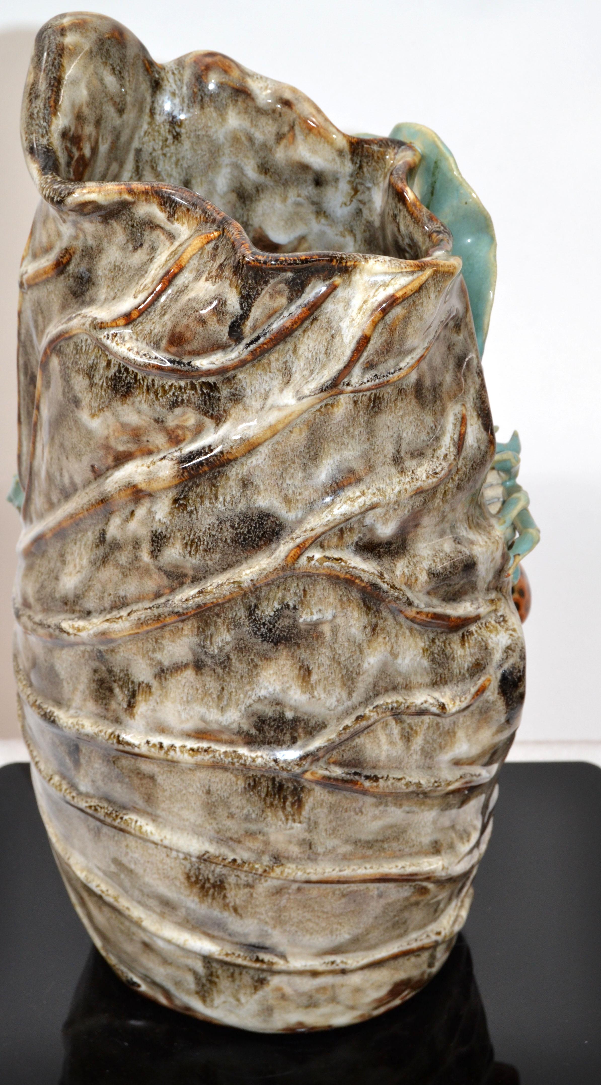 Grand vase en faïence émaillée moderne du milieu du siècle, motif nautique de grenouille et de crabe, 1970 en vente 4