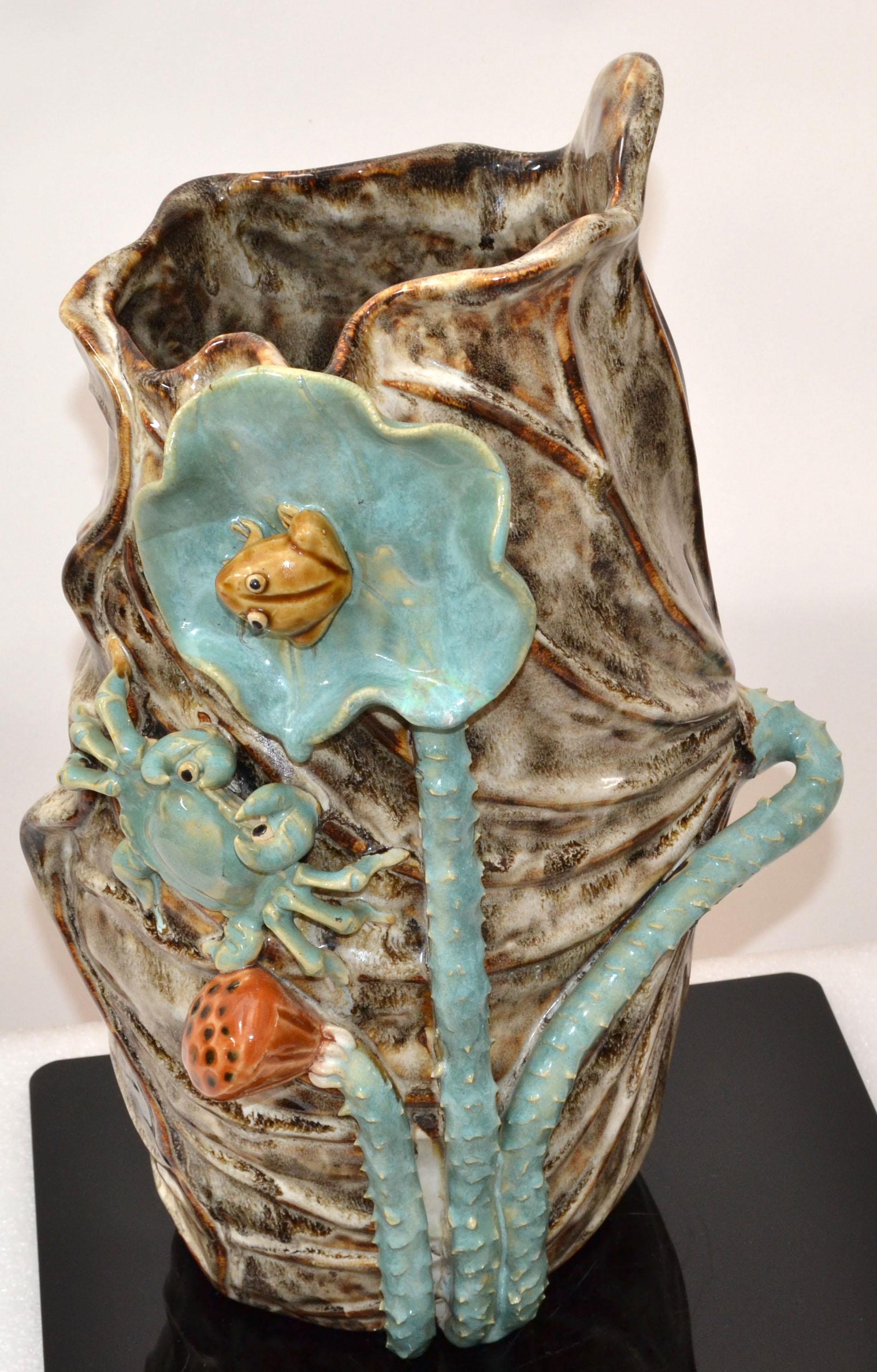 Très beau vase en céramique émaillée dans les tons de brun, de bleu et de bronze avec un motif nautique de grenouille et de crabe.
Magnifiquement conçu et aux couleurs éclatantes.
Numéroté L24.
