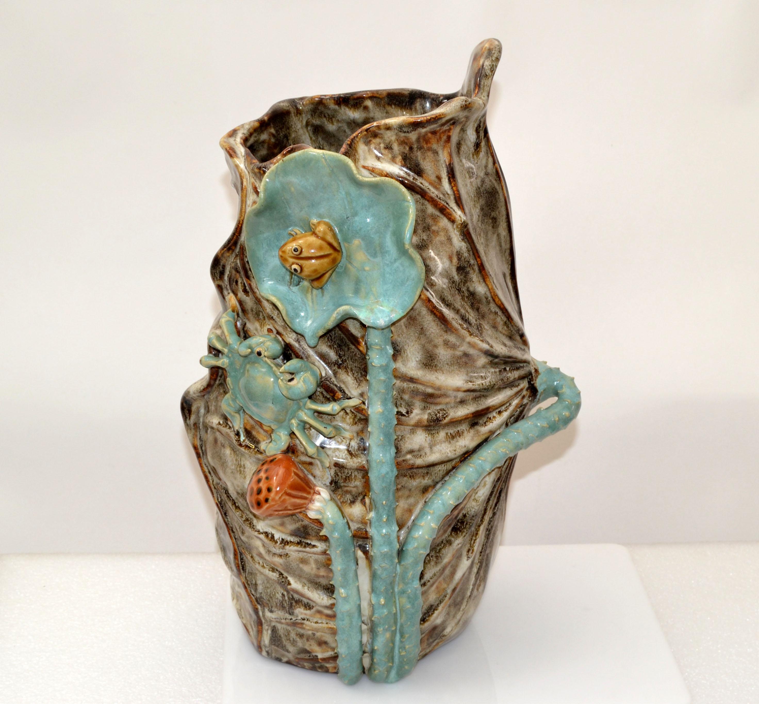 Mid-Century Modern Grand vase en faïence émaillée moderne du milieu du siècle, motif nautique de grenouille et de crabe, 1970 en vente