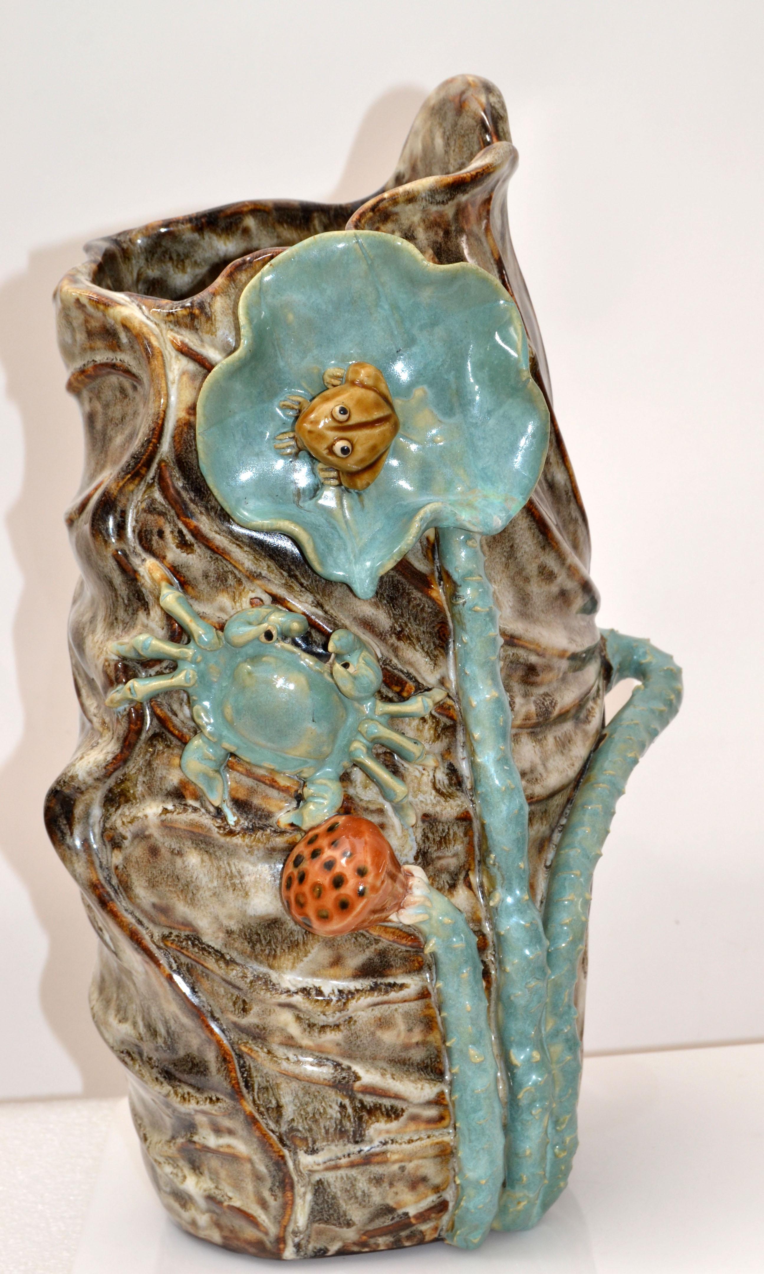 Polonais Grand vase en faïence émaillée moderne du milieu du siècle, motif nautique de grenouille et de crabe, 1970 en vente