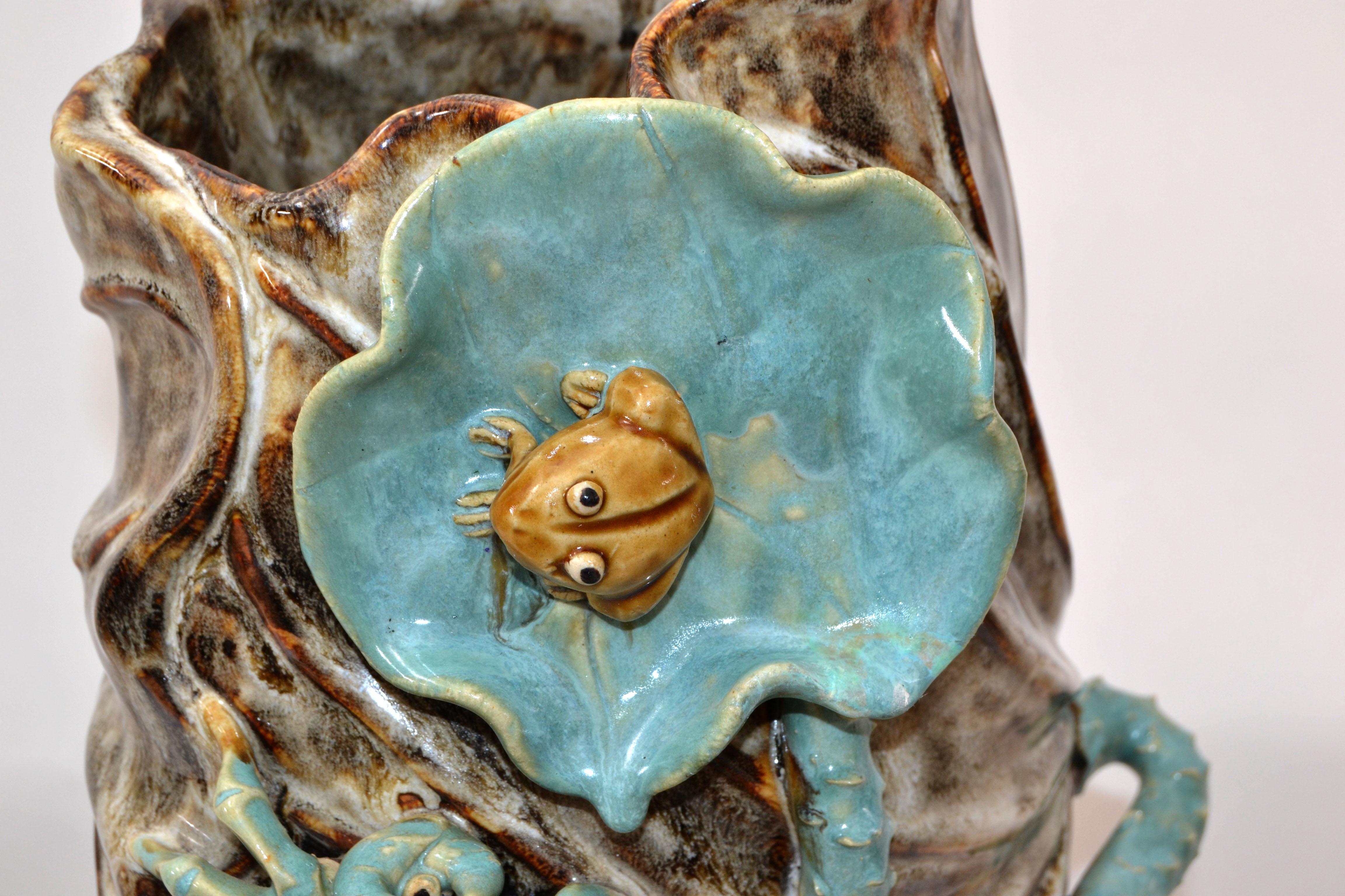 Fait main Grand vase en faïence émaillée moderne du milieu du siècle, motif nautique de grenouille et de crabe, 1970 en vente