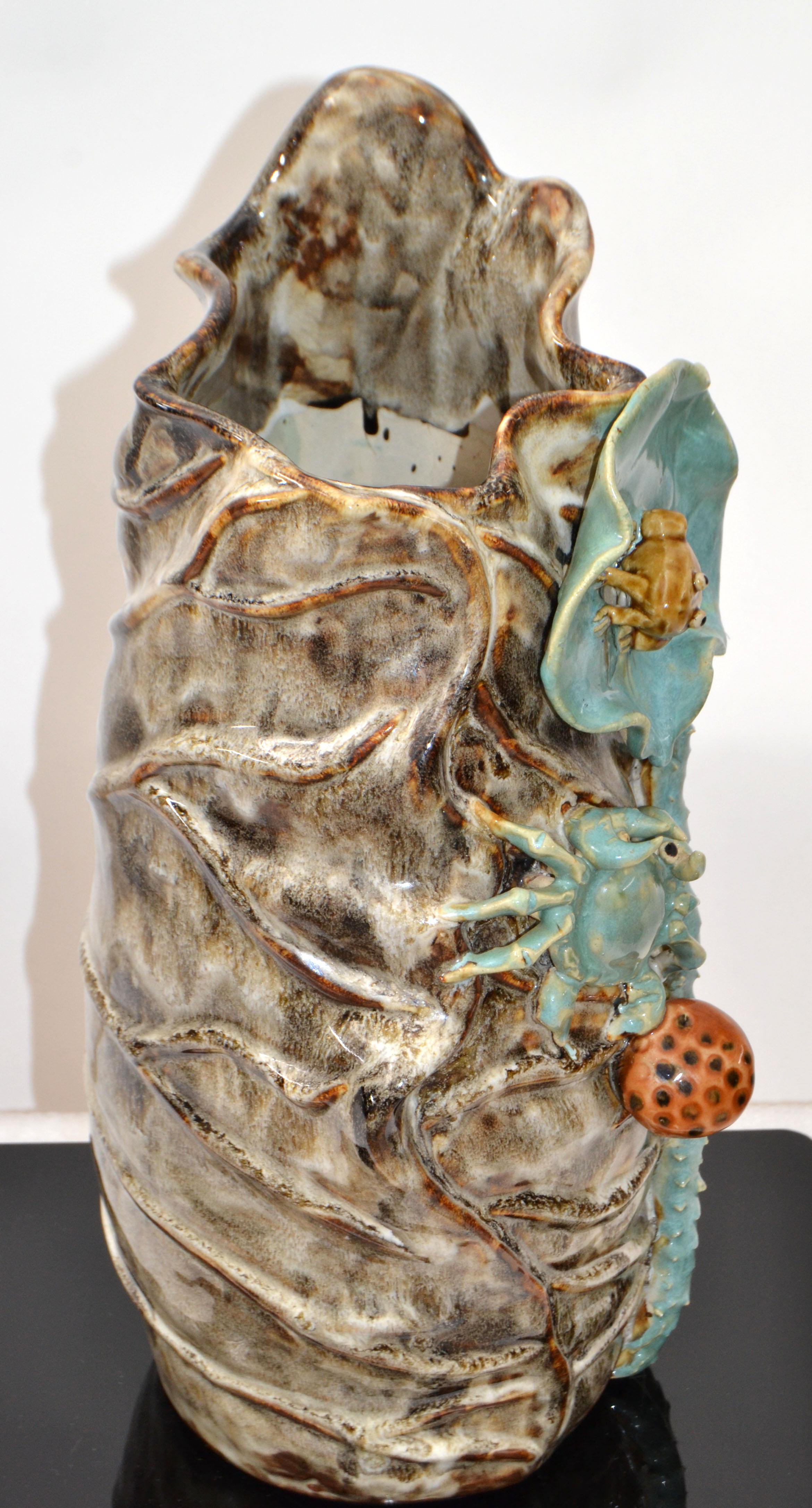 20ième siècle Grand vase en faïence émaillée moderne du milieu du siècle, motif nautique de grenouille et de crabe, 1970 en vente