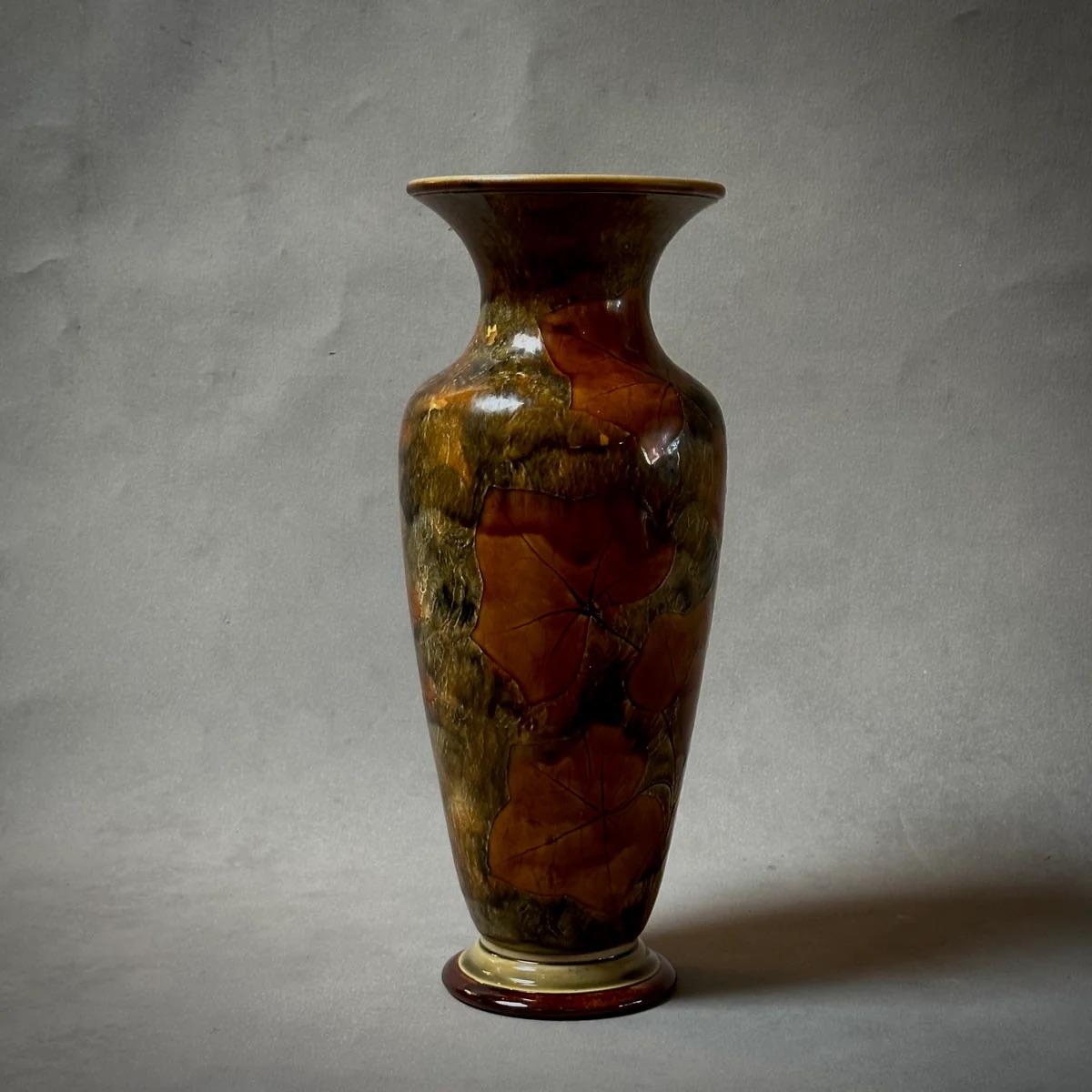 Jarrón alto con hojas de Royal Doulton Inglés
