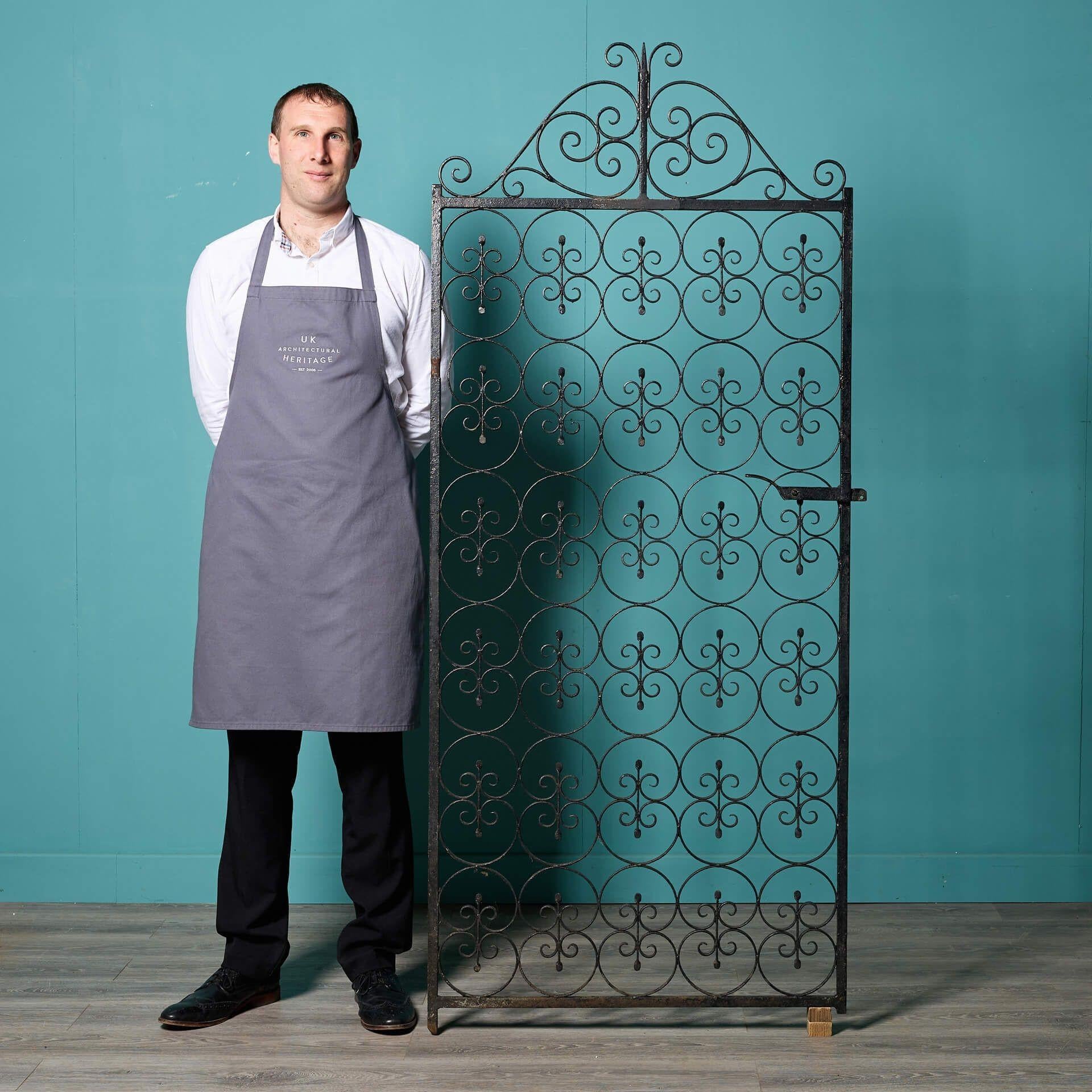 Une belle et haute barrière piétonne de style victorien, fabriquée à la main par un talentueux forgeron du début du XXe siècle et récupérée sur une propriété dans le Surrey. D'une hauteur de 1,86 m, ce portail en fer forgé est parfait pour le côté