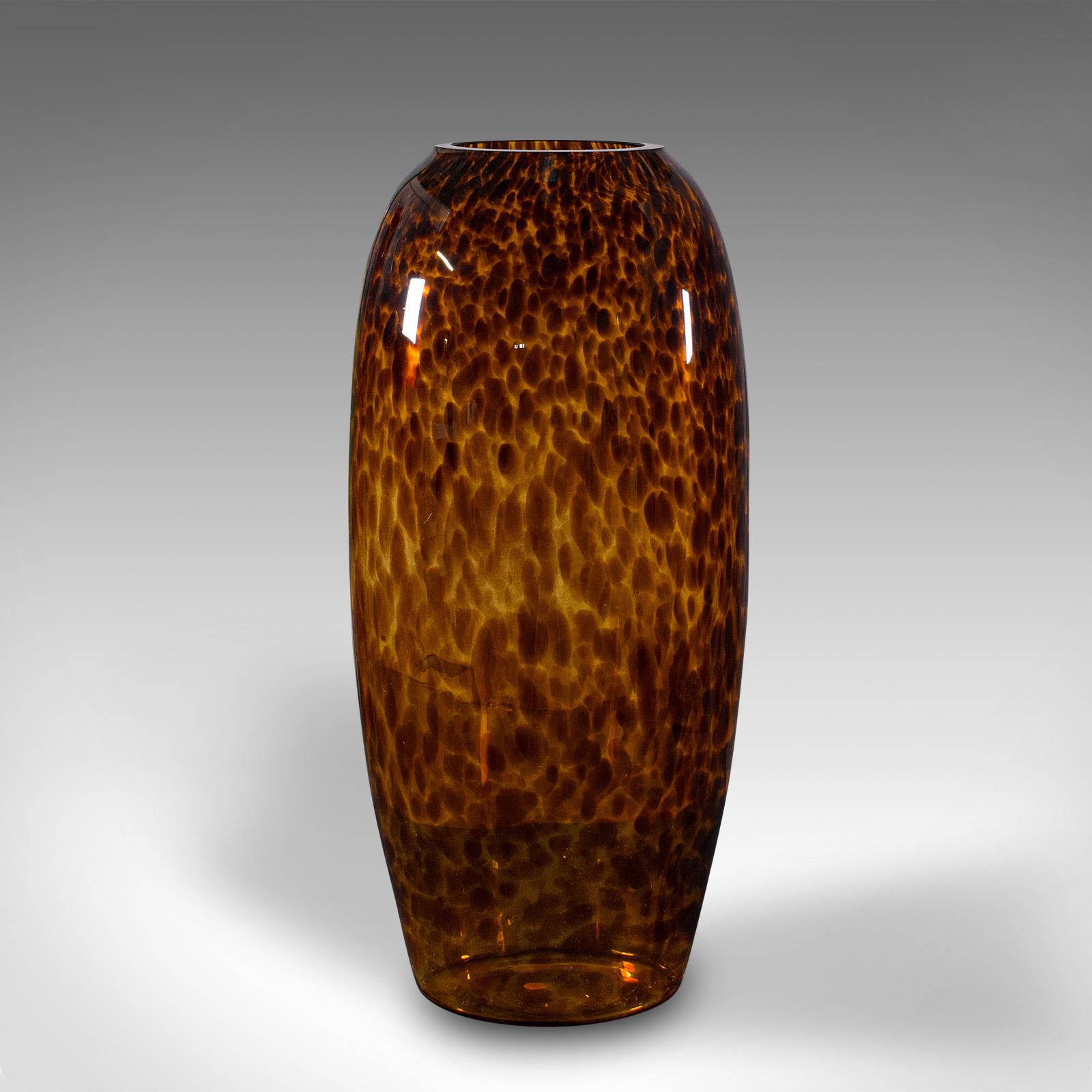 Dies ist eine hohe bernsteinfarbene Vintage-Vase. Eine italienische Blumenmanschette aus Kunstglas mit dekorativem Muster, aus dem späten 20. Jahrhundert, um 1970.

Auffallende Farbe und Form, ein reizvoller Ausdruck der Epoche
Zeigt eine