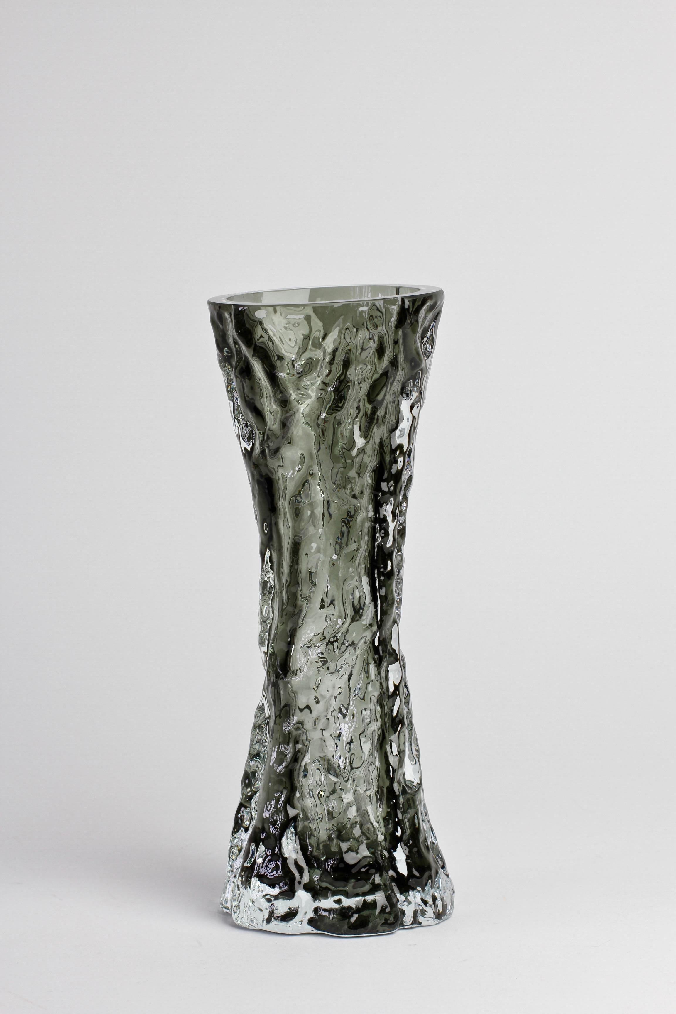 Grand vase vintage en verre fumé noir à écorce d'arbre par Ingrid Glas:: vers 1970 2