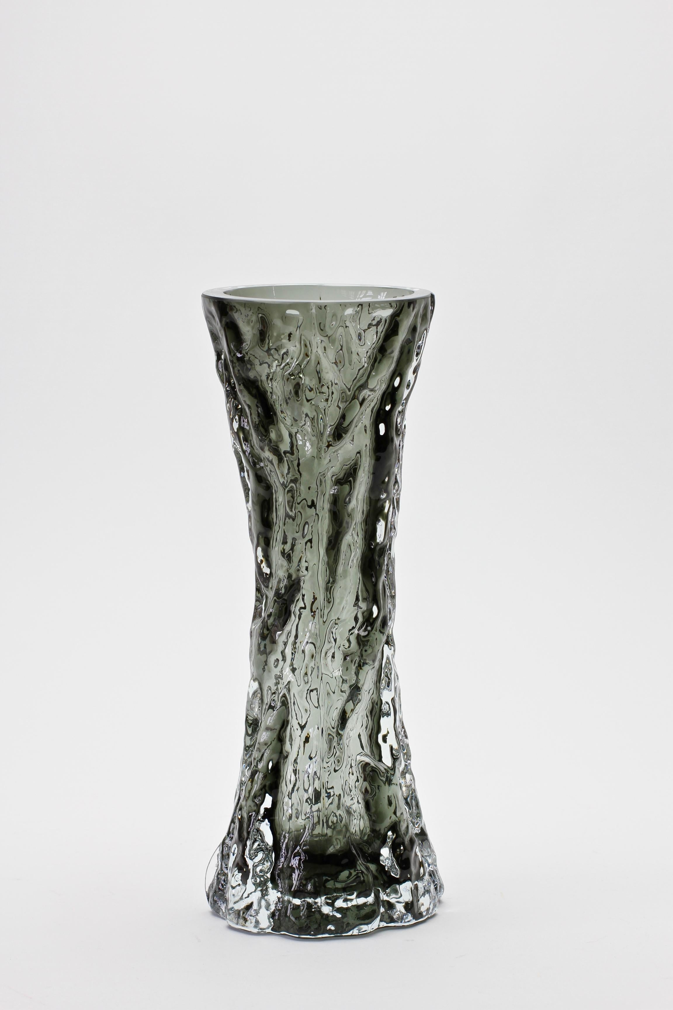 Grand vase vintage en verre fumé noir à écorce d'arbre par Ingrid Glas:: vers 1970 3