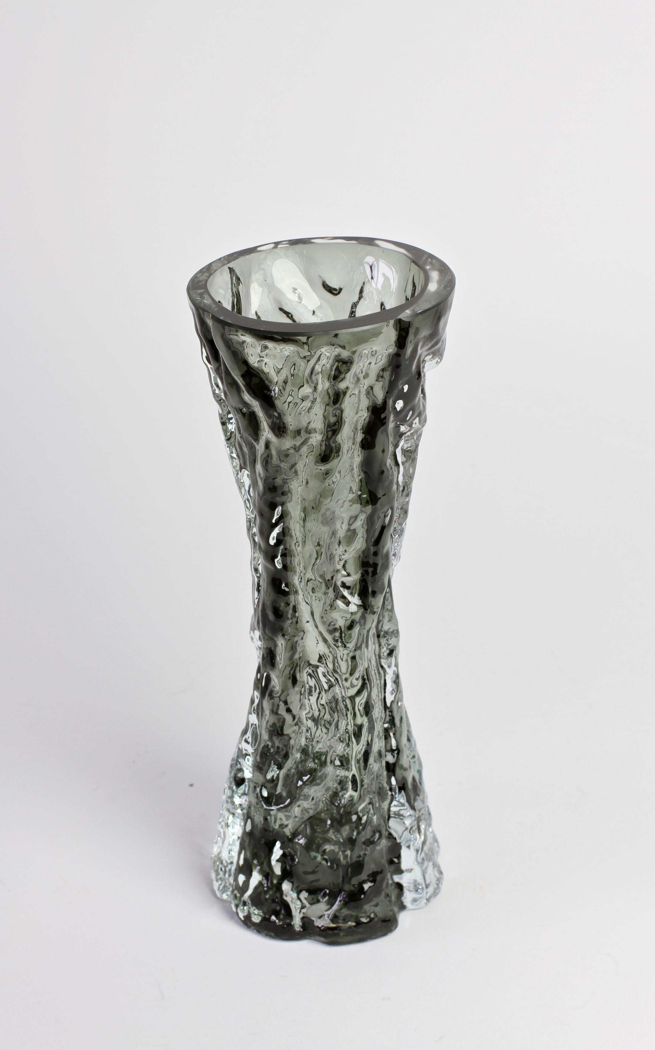 Grand vase vintage en verre fumé noir à écorce d'arbre par Ingrid Glas:: vers 1970 6