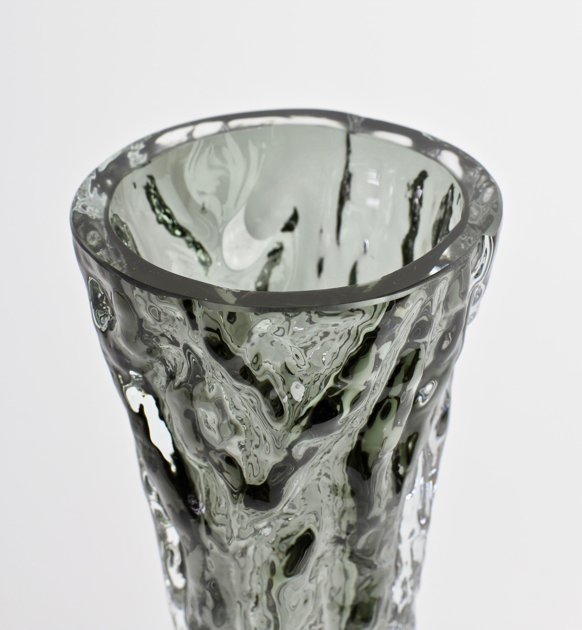 Grand vase vintage en verre fumé noir à écorce d'arbre par Ingrid Glas:: vers 1970 11