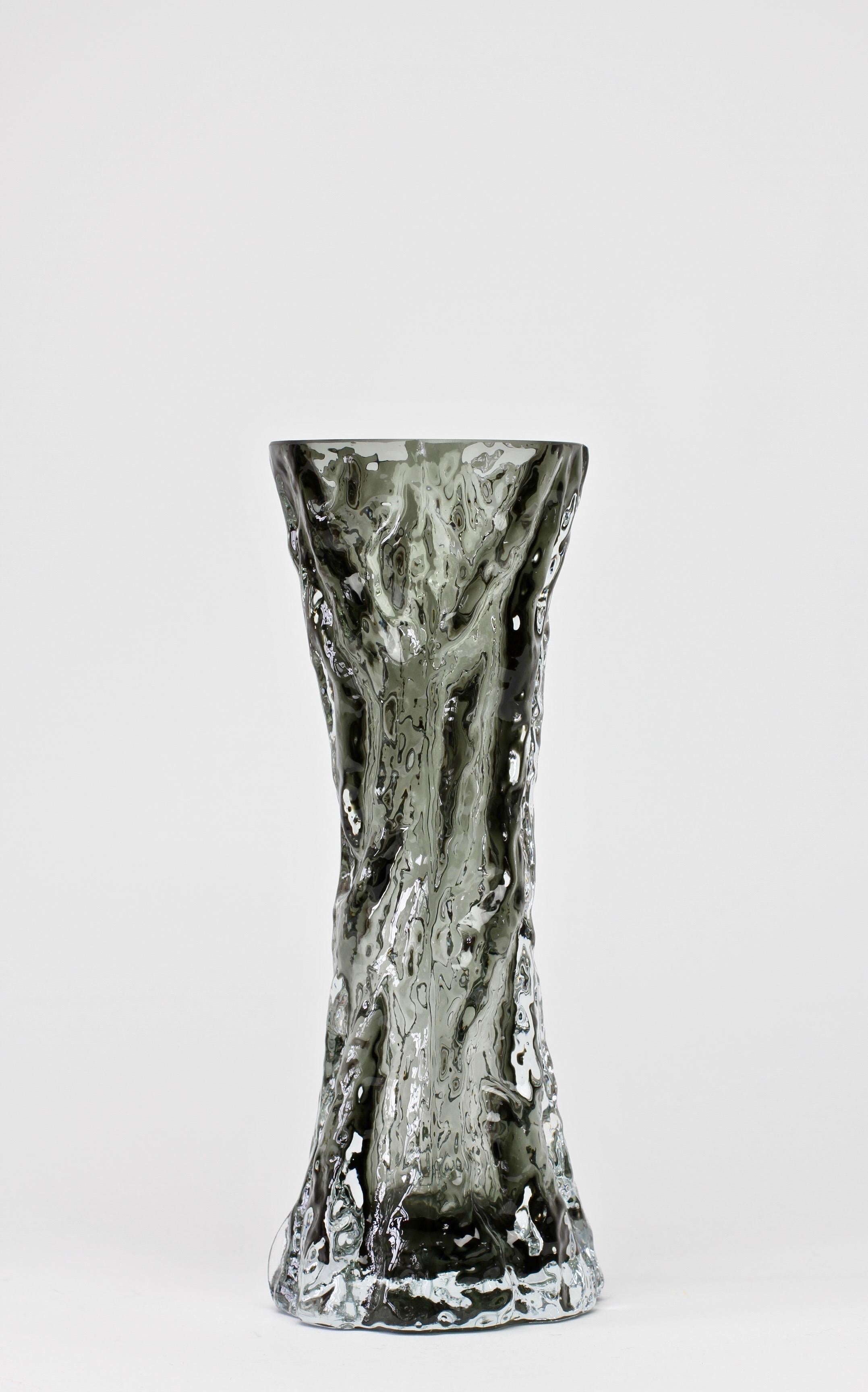 Merveilleux vase en verre texturé allemand du milieu du siècle dernier par Ingrid Glas:: vers 1970. Ce magnifique vase apporte une touche d'amusement et de fantaisie à n'importe quelle pièce avec sa forme fantaisiste d'écorce d'arbre capturée dans
