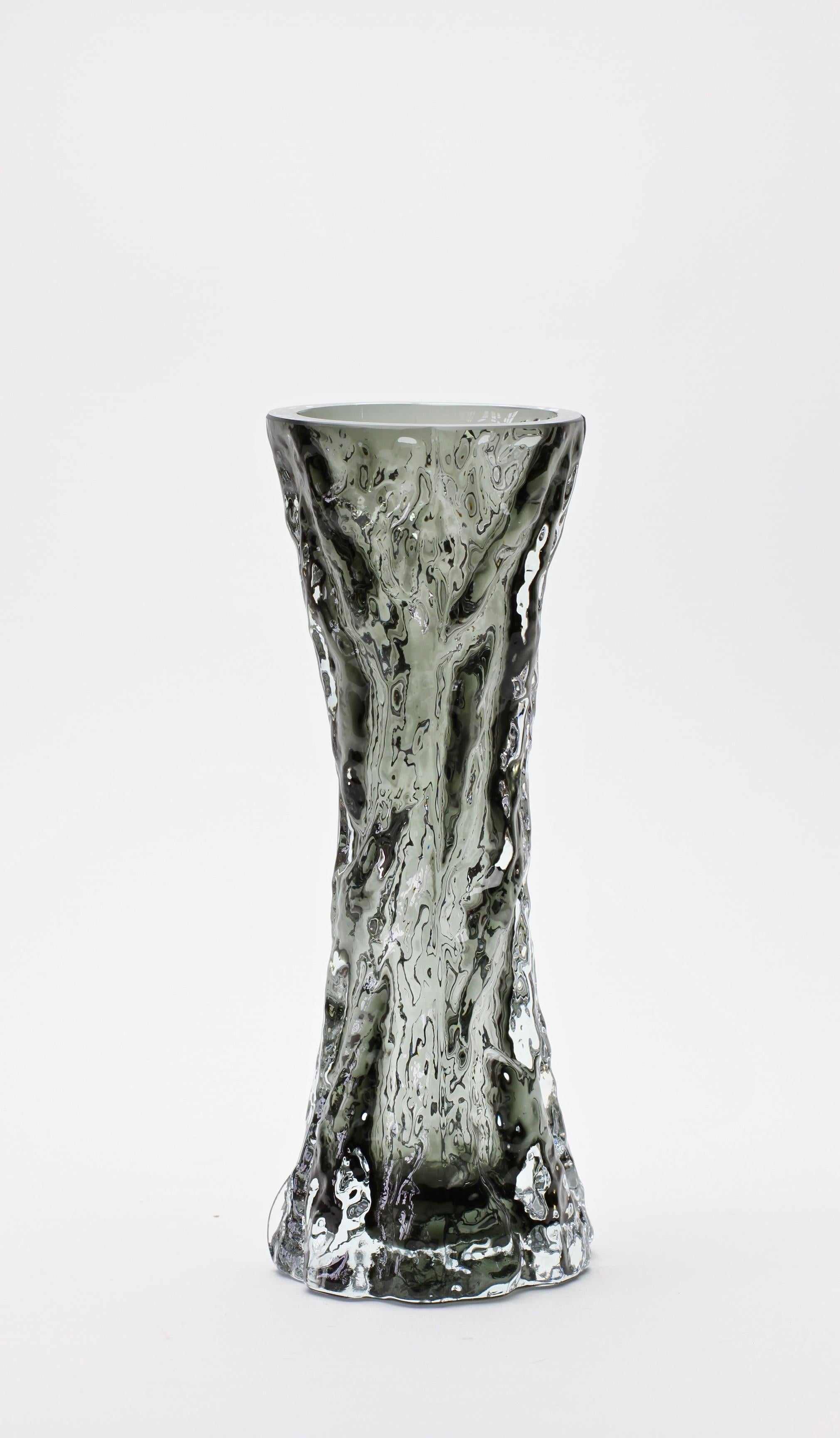 Allemand Grand vase vintage en verre fumé noir à écorce d'arbre par Ingrid Glas:: vers 1970