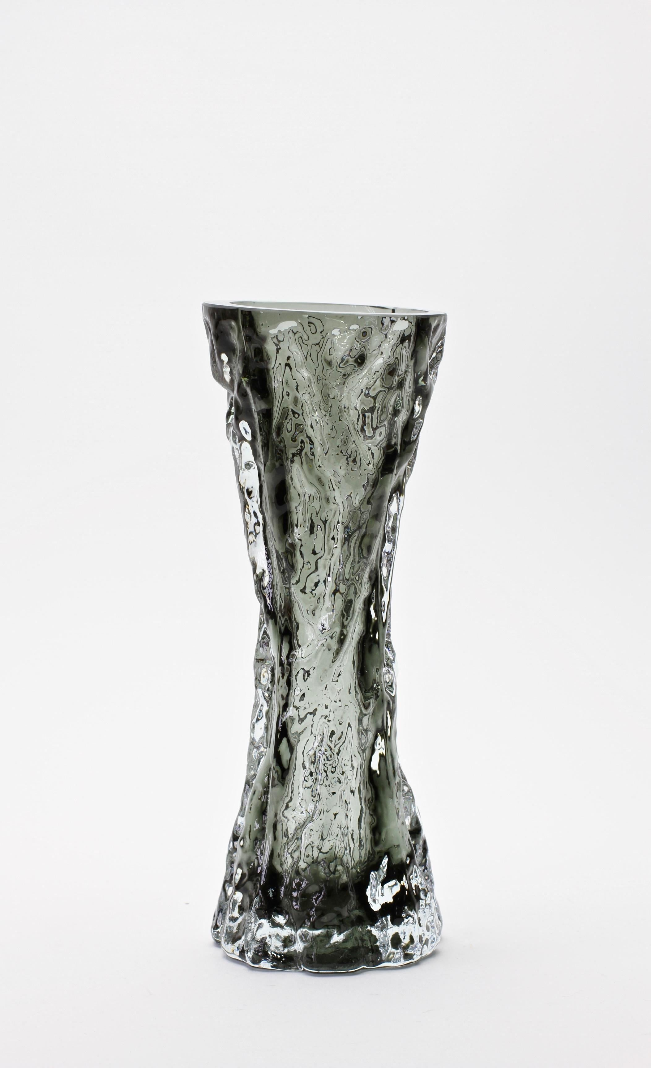 Moulé Grand vase vintage en verre fumé noir à écorce d'arbre par Ingrid Glas:: vers 1970