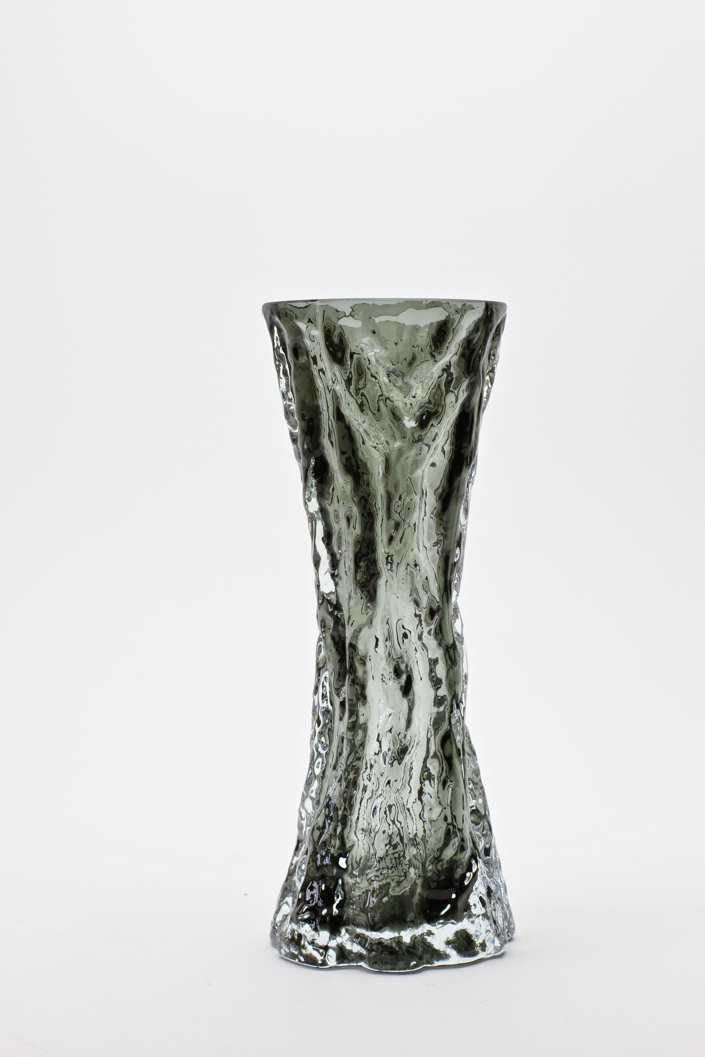Fin du 20e siècle Grand vase vintage en verre fumé noir à écorce d'arbre par Ingrid Glas:: vers 1970