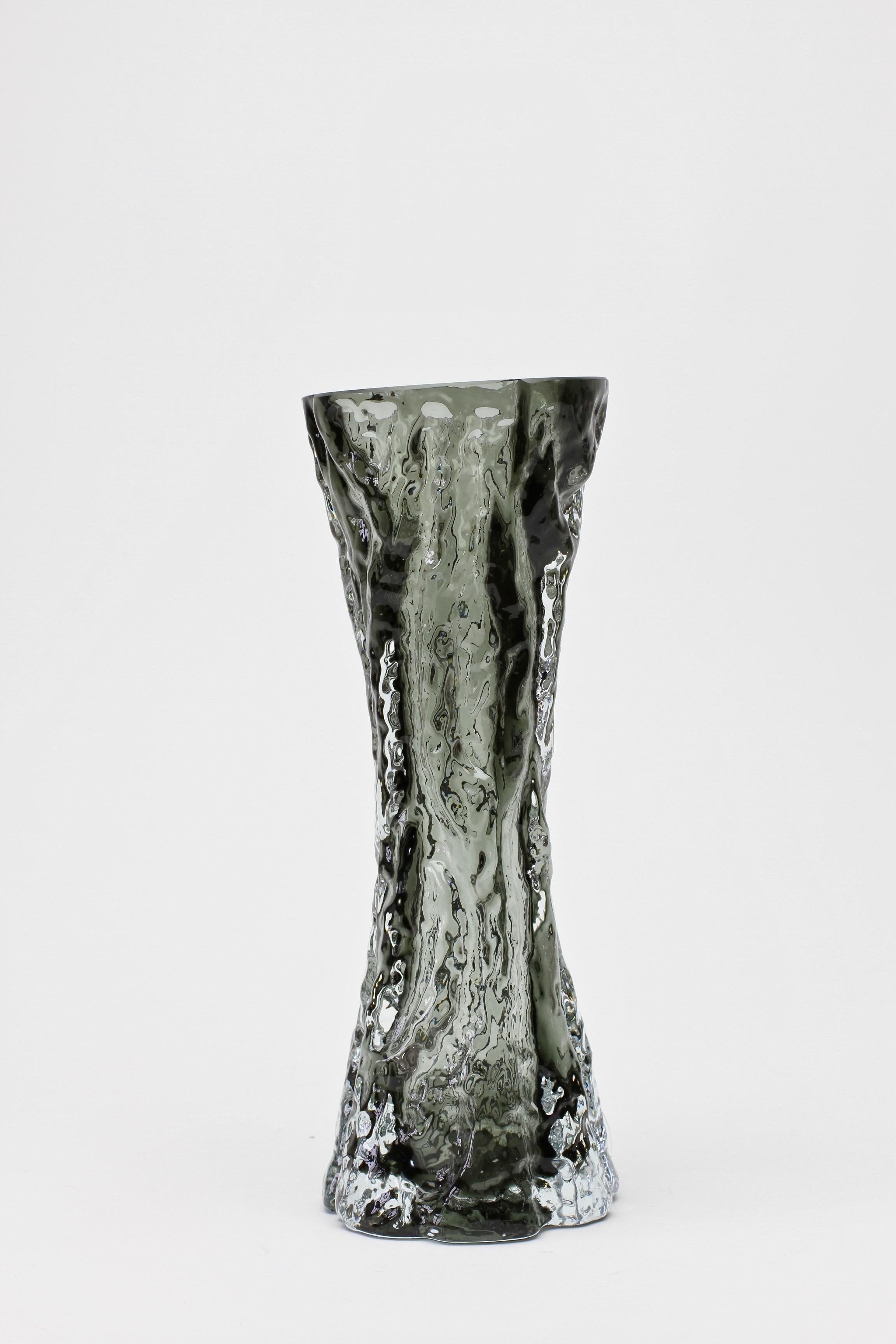 Verre brun Grand vase vintage en verre fumé noir à écorce d'arbre par Ingrid Glas:: vers 1970