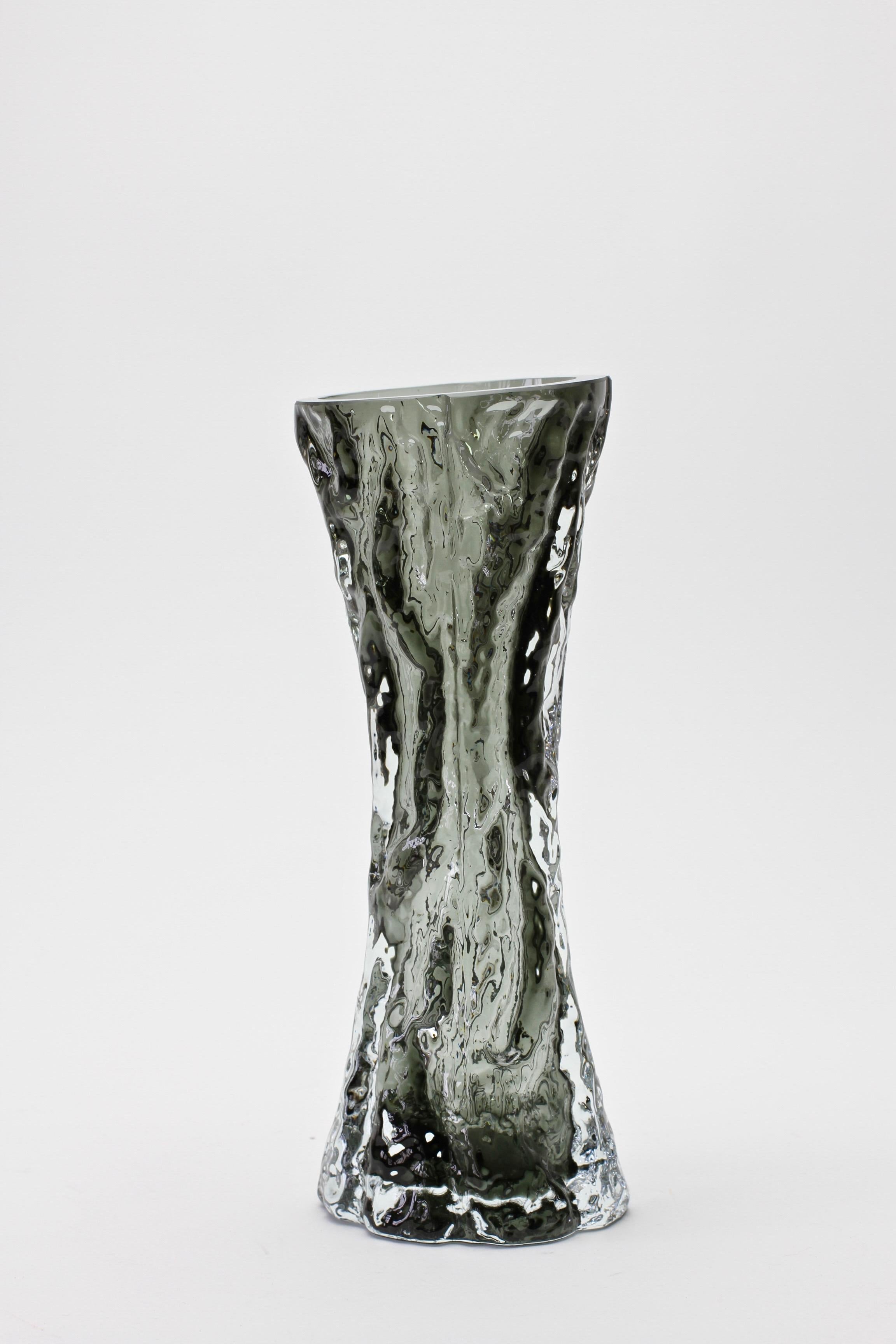 Grand vase vintage en verre fumé noir à écorce d'arbre par Ingrid Glas:: vers 1970 1