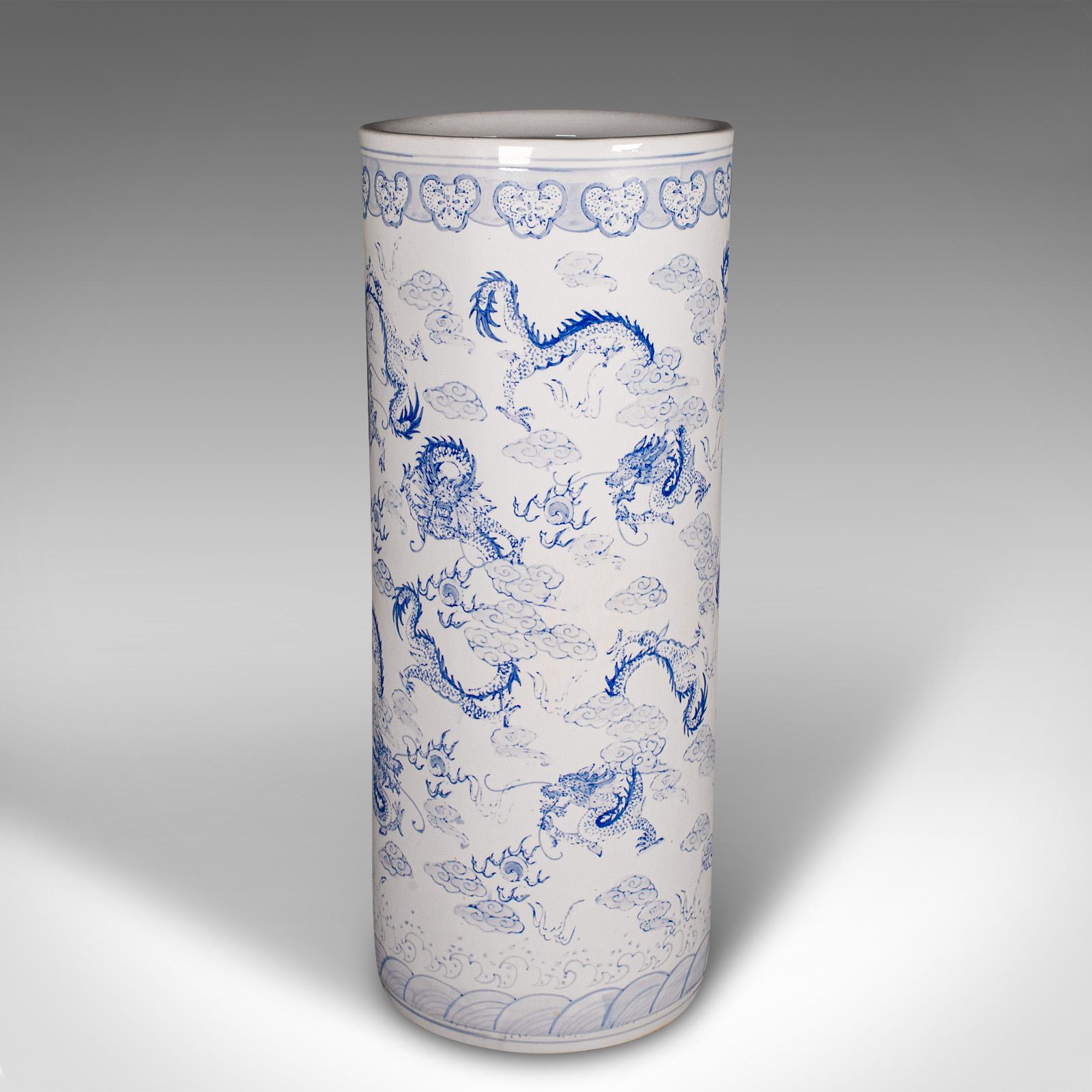Es handelt sich um einen hohen blau-weißen Ständer im Vintage-Stil. Ein chinesischer, dekorativer Schirmhalter aus Keramik, Mitte des 20. Jahrhunderts, um 1960.

Wunderbar unaufdringliches Beispiel für orientalisches blau-weißes Dekor
Mit