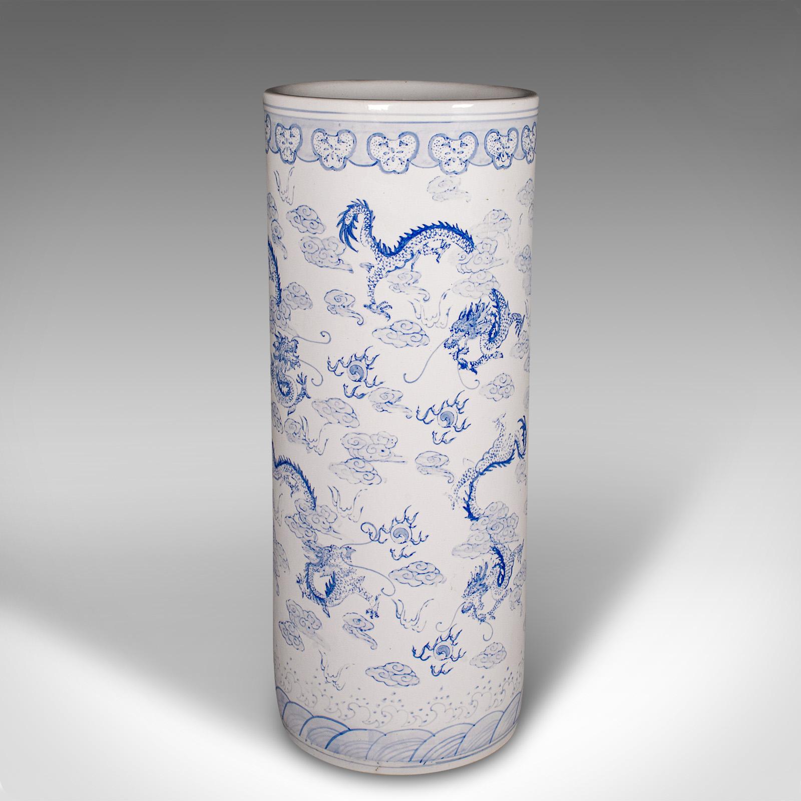 Großer blauer und weißer Stand für Sticks, Chinesisch, groß, Schirmhalter, ca. 1960 (Keramik) im Angebot