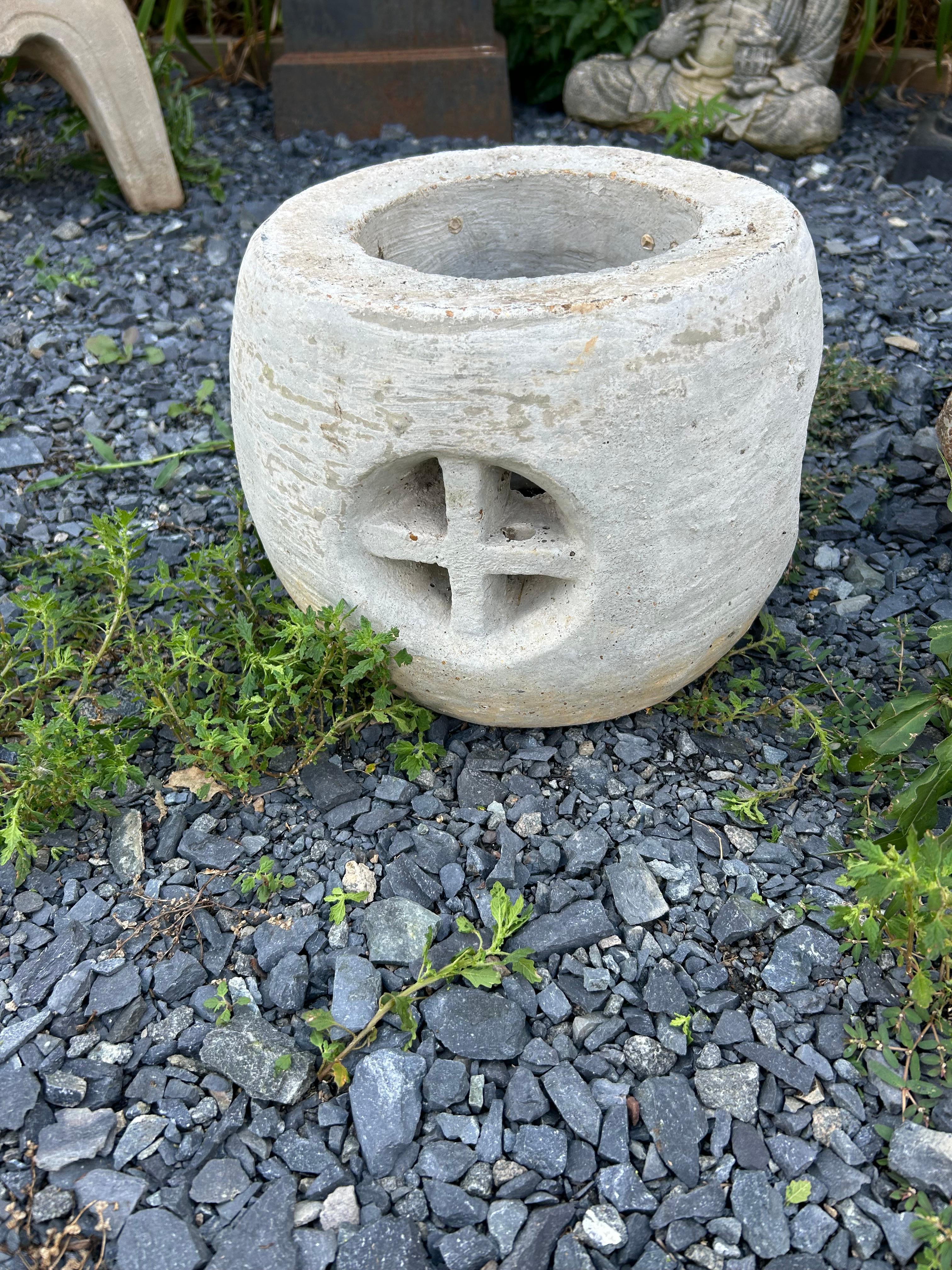 Scultura di pagoda giapponese alta in cemento con 3 pezzi. Un'antica opera d'arte decorativa da giardino utilizzata per evocare un senso di tranquillità e aggiungere un tocco di eleganza di ispirazione asiatica.