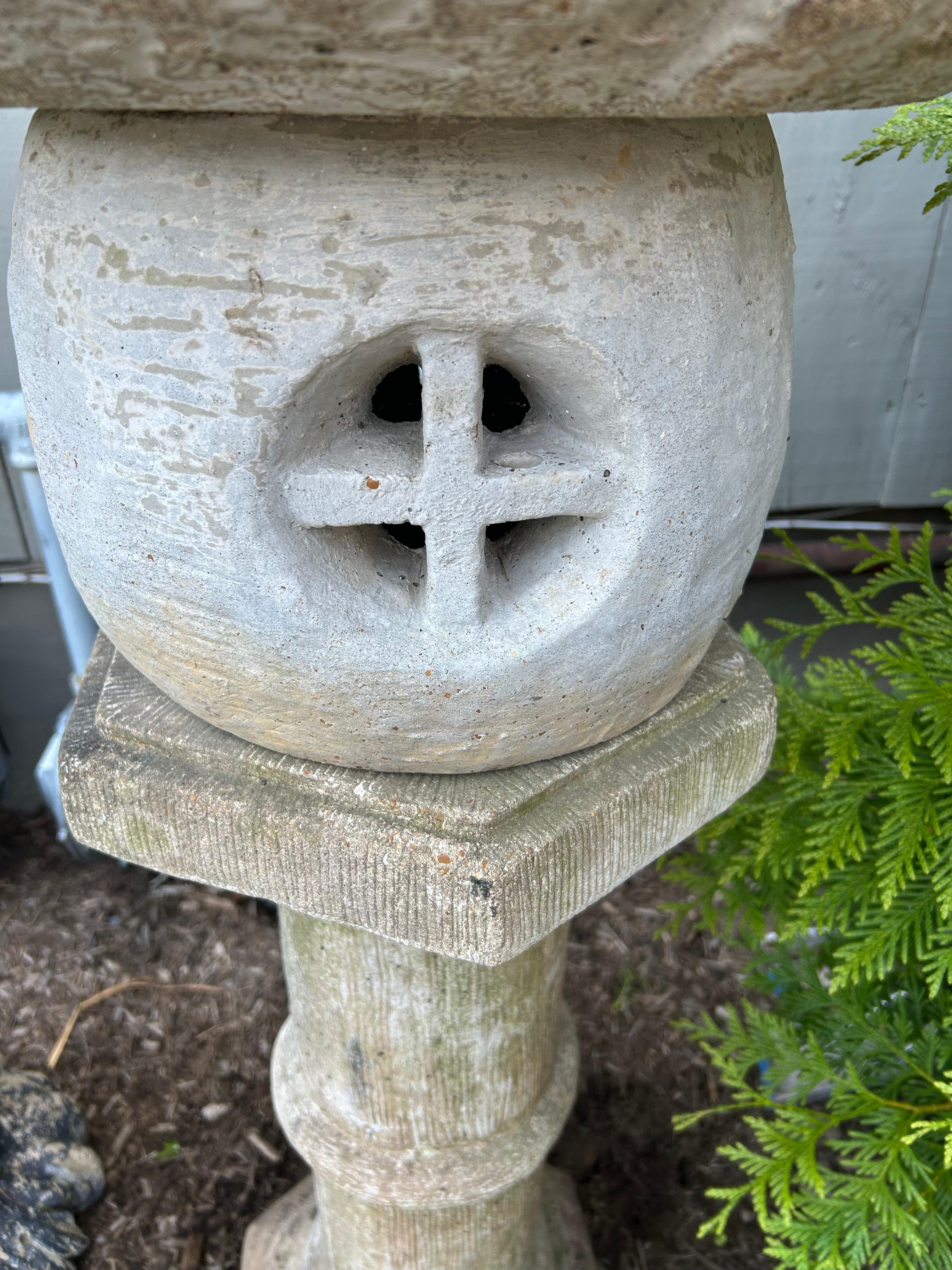 Statua da giardino della Pagoda Giapponese alta e vintage in cemento in vendita 1