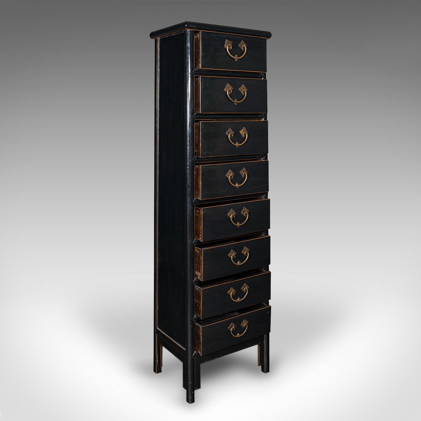 Dies ist eine hohe Vintage-Kommode. Ein chinesischer, ebonisierter Ulmenholz-Tallboy aus dem späten 20. Jahrhundert, um 1980.

Hervorragende Höhe dieses markanten Aufbewahrungsstücks mit knapp 6' Höhe
Zeigt eine wünschenswerte gealterte Patina