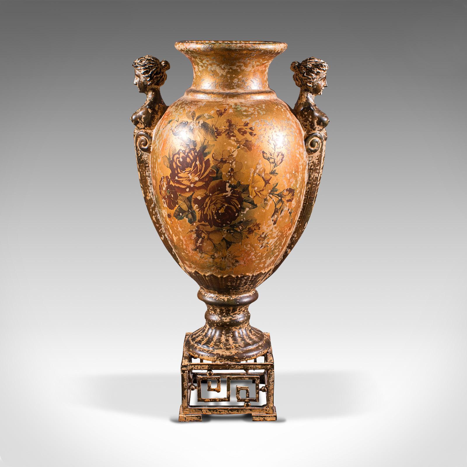 Dies ist eine hohe dekorative Vintage-Vase. Eine orientalische Balusterurne aus Keramik mit italienischem Geschmack, aus dem späten 20. Jahrhundert, um 1970.

Glänzende Vergoldung und ansprechende Form
Zeigt eine wünschenswerte gealterte