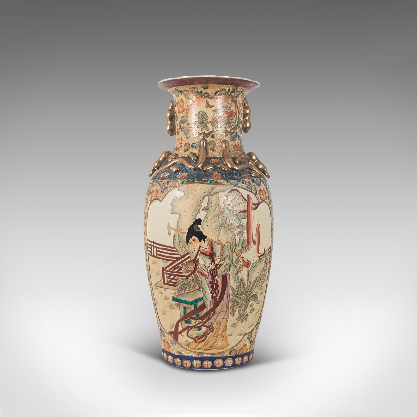Il s'agit d'un grand vase décoratif vintage. Une urne balustre orientale en céramique décorée de moriage, datant de la période Art déco, vers 1940.

Superbe forme avec de merveilleux détails d'époque
Présente une patine d'usage désirable avec une