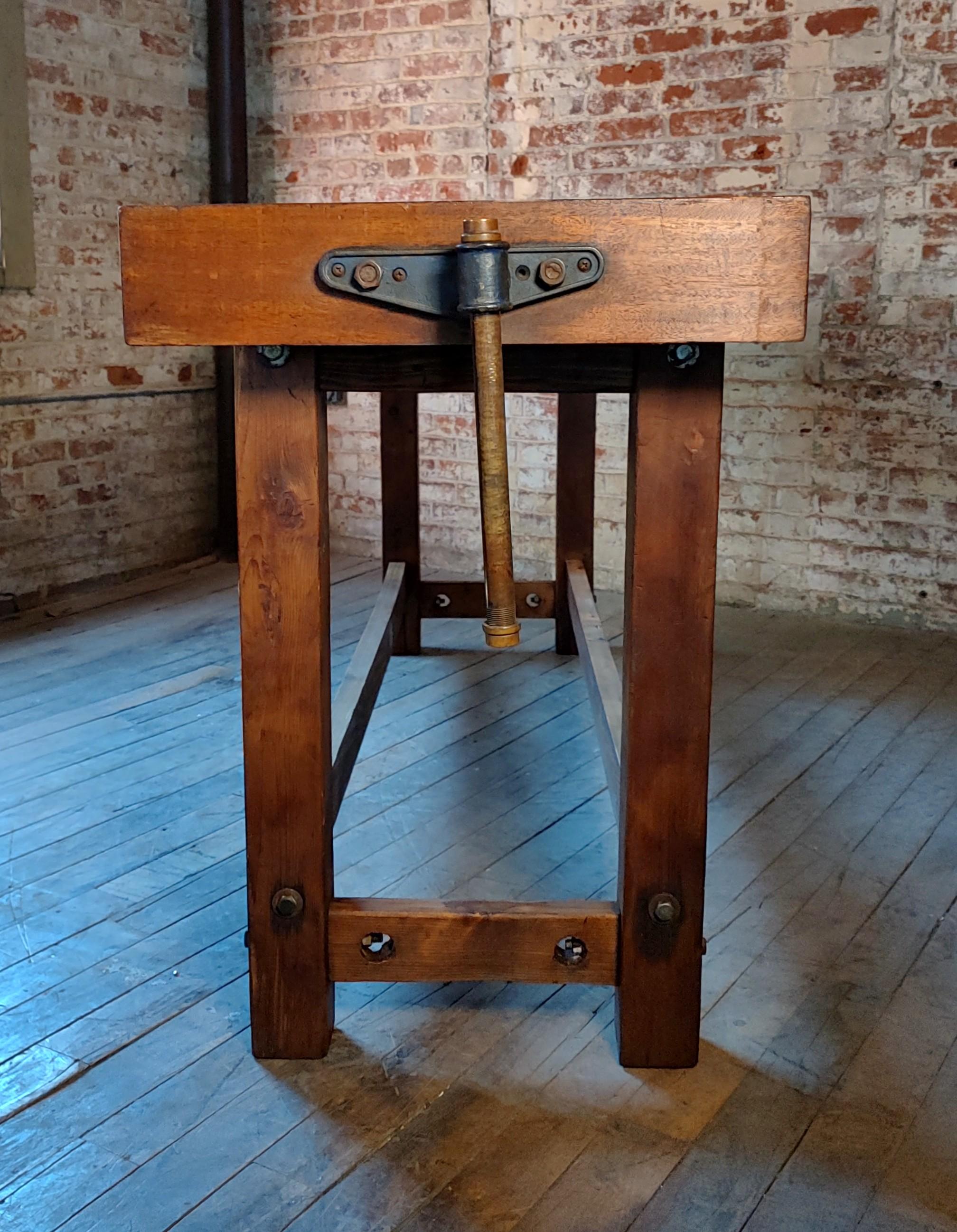 20ième siècle Grand étau double Vintage Établi de menuisier en vente