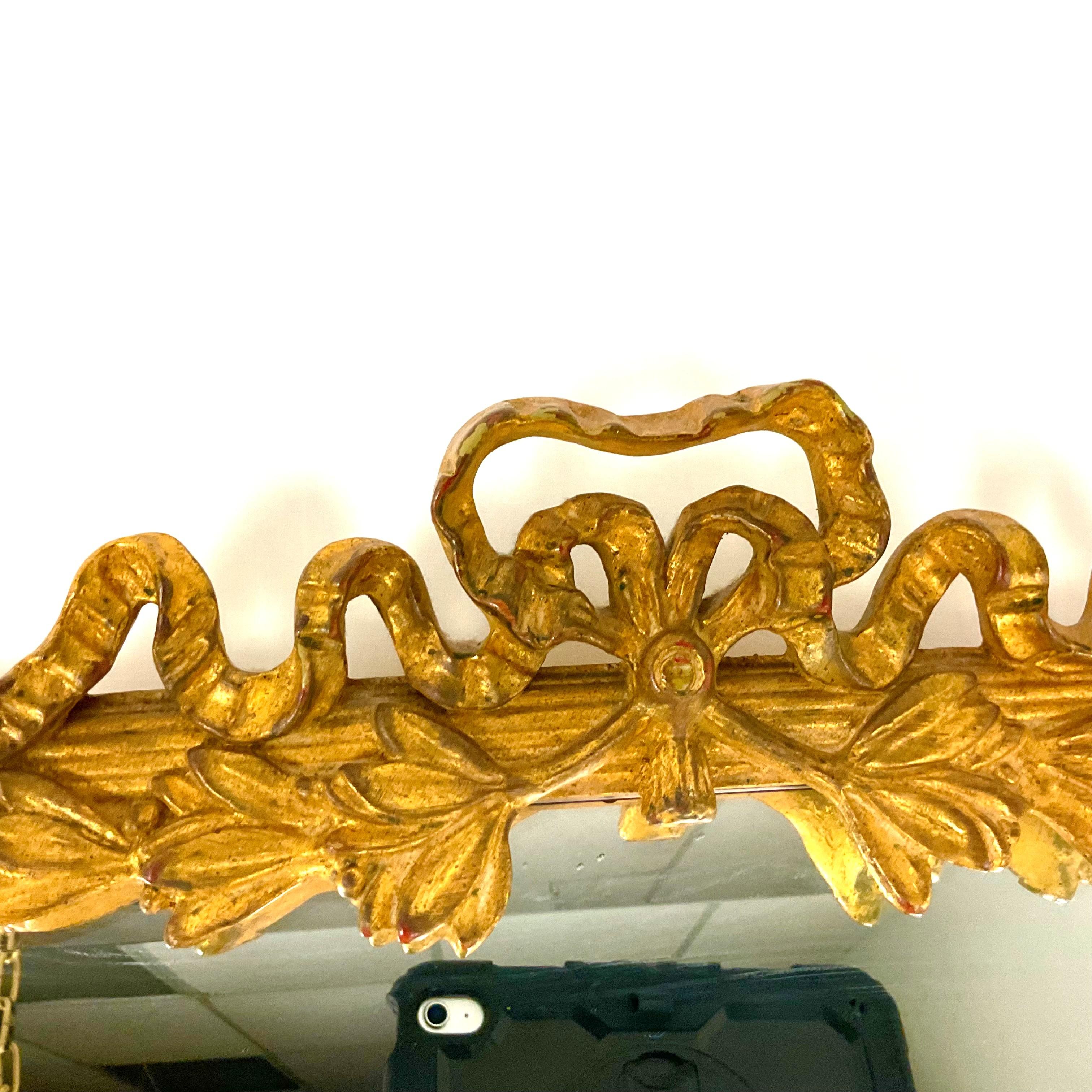 Stile provenzale Coppia di specchi da toeletta alti e dorati d'epoca in vendita