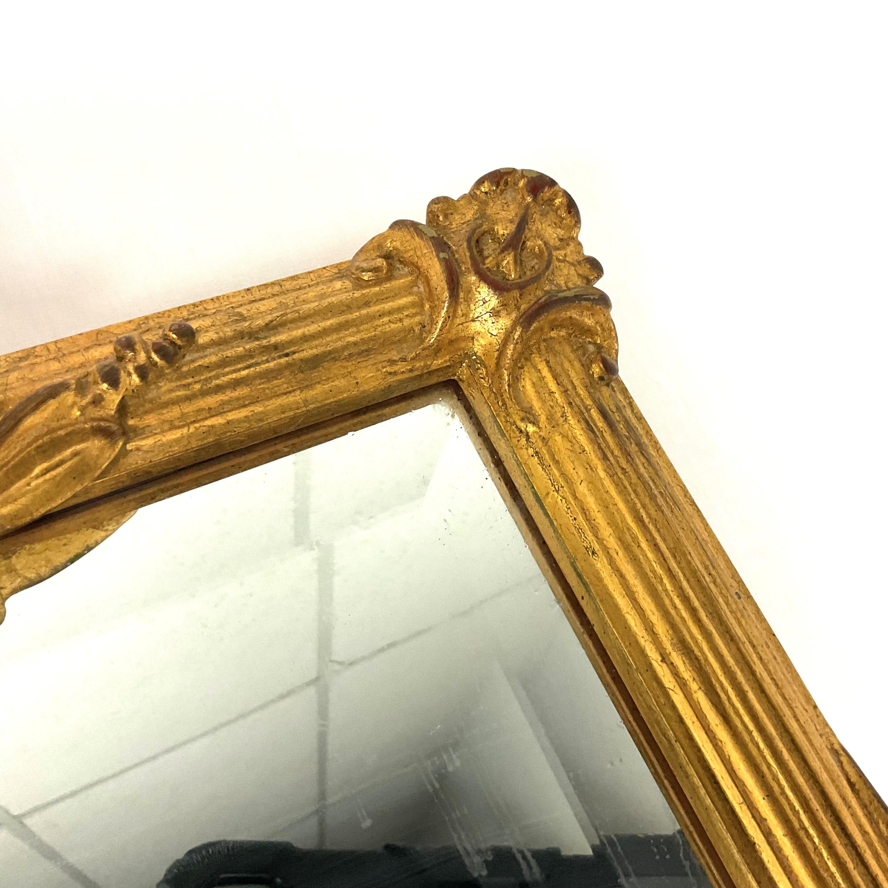 Metà XX secolo Coppia di specchi da toeletta alti e dorati d'epoca in vendita