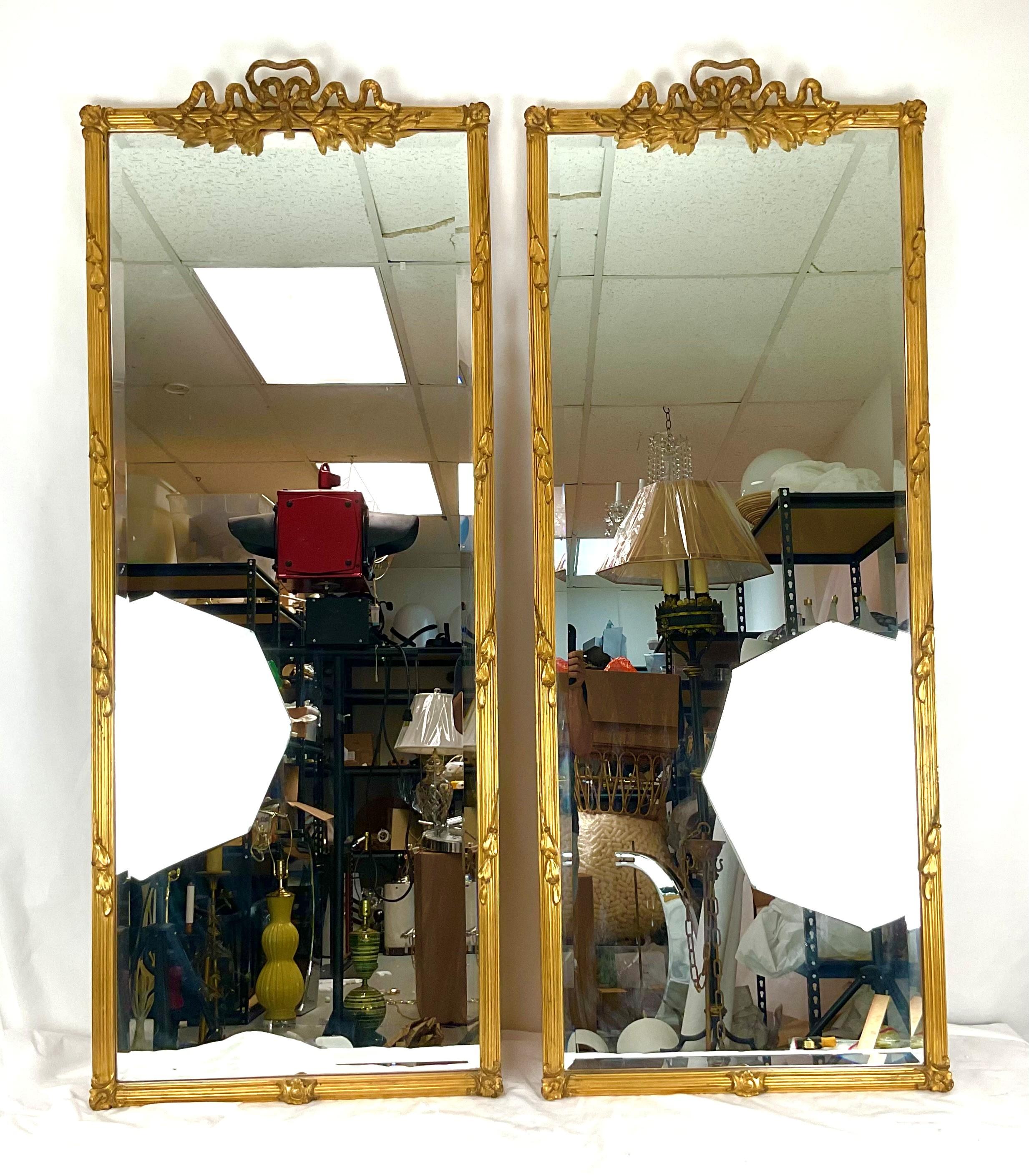 Specchio Coppia di specchi da toeletta alti e dorati d'epoca in vendita