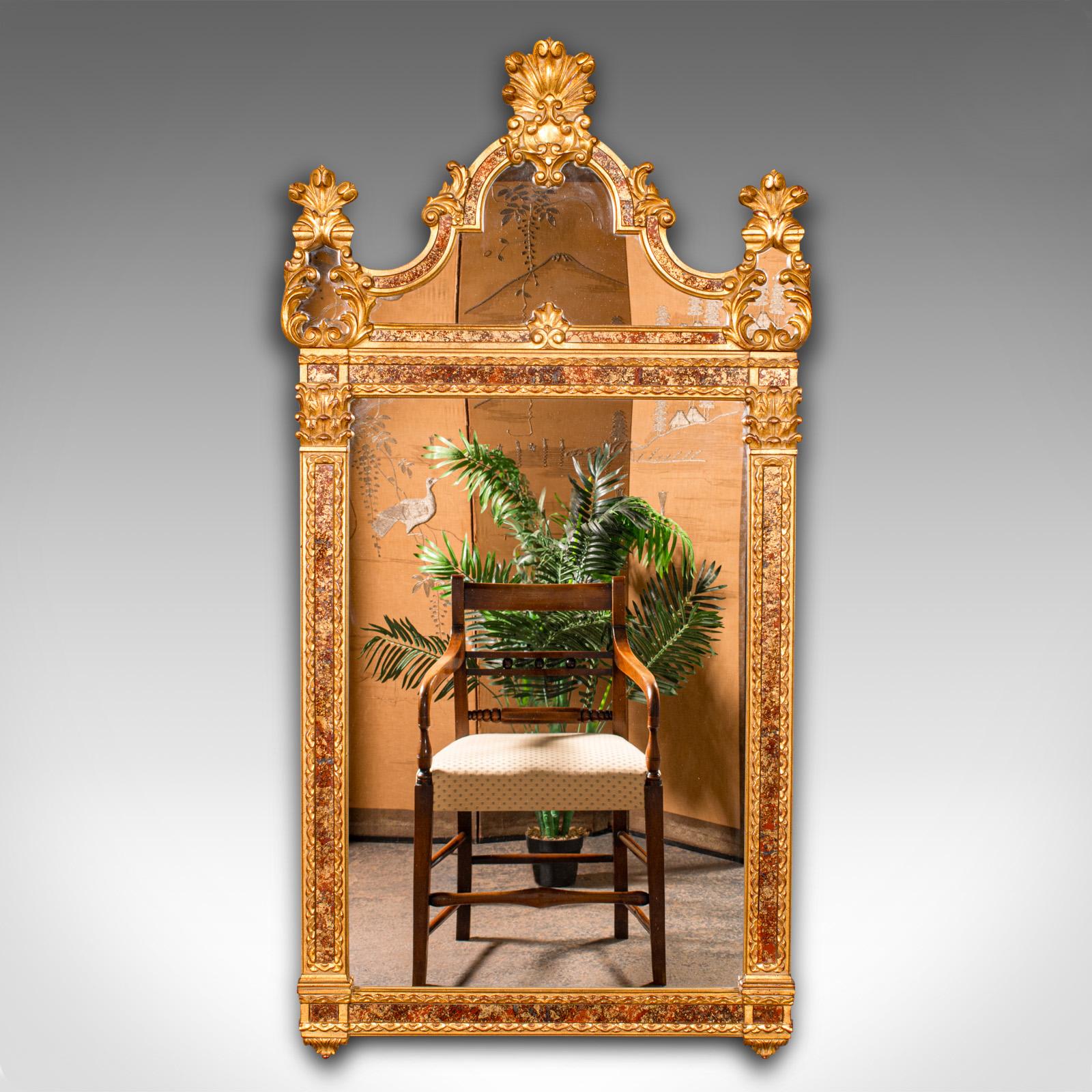Il s'agit d'un grand miroir d'entrée vintage. Un miroir de manteau décoratif CIRCA, en gesso doré et verre, datant de la fin du 20e siècle, vers 1980.

Ajoutez une touche de style italien à votre hall d'entrée ou à votre salon.
Présente une patine