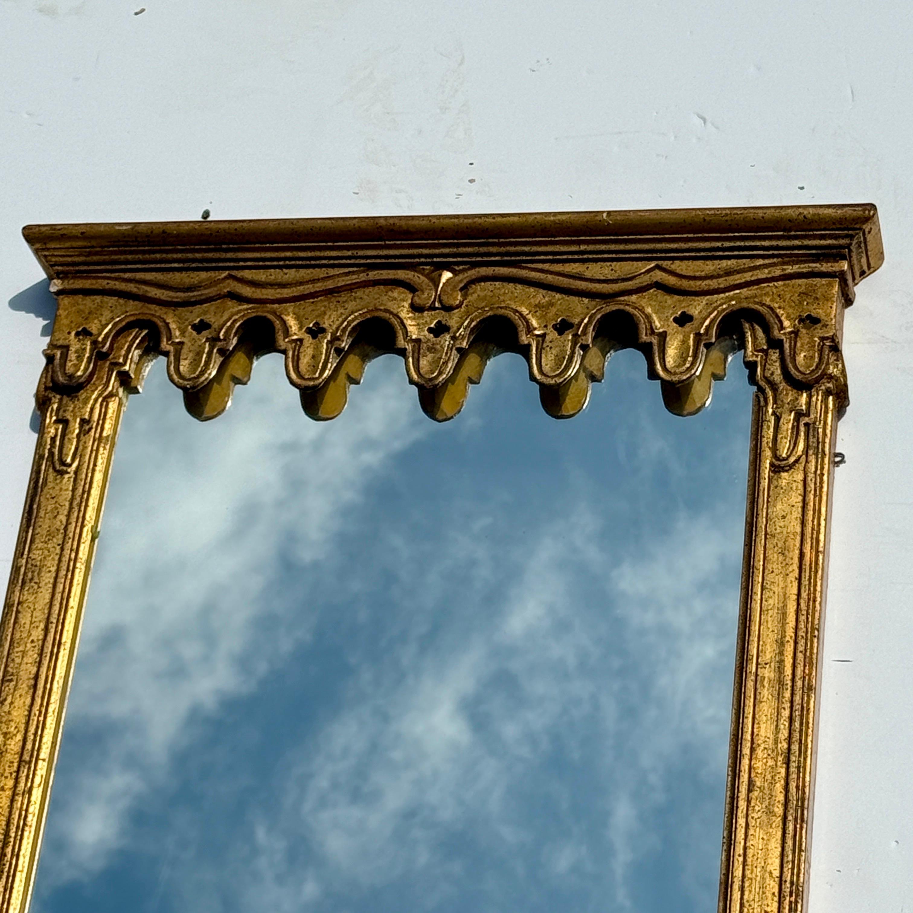 Großer schmaler Vintage Italian Regency Gold vergoldet geschnitztes Holz Florentine Rechteckiger Wandspiegel Wandspiegel, 1950er Jahre, Italien. Klassischer italienischer vergoldeter Florentine Spiegel aus goldbemaltem Holz. Perfekt für den