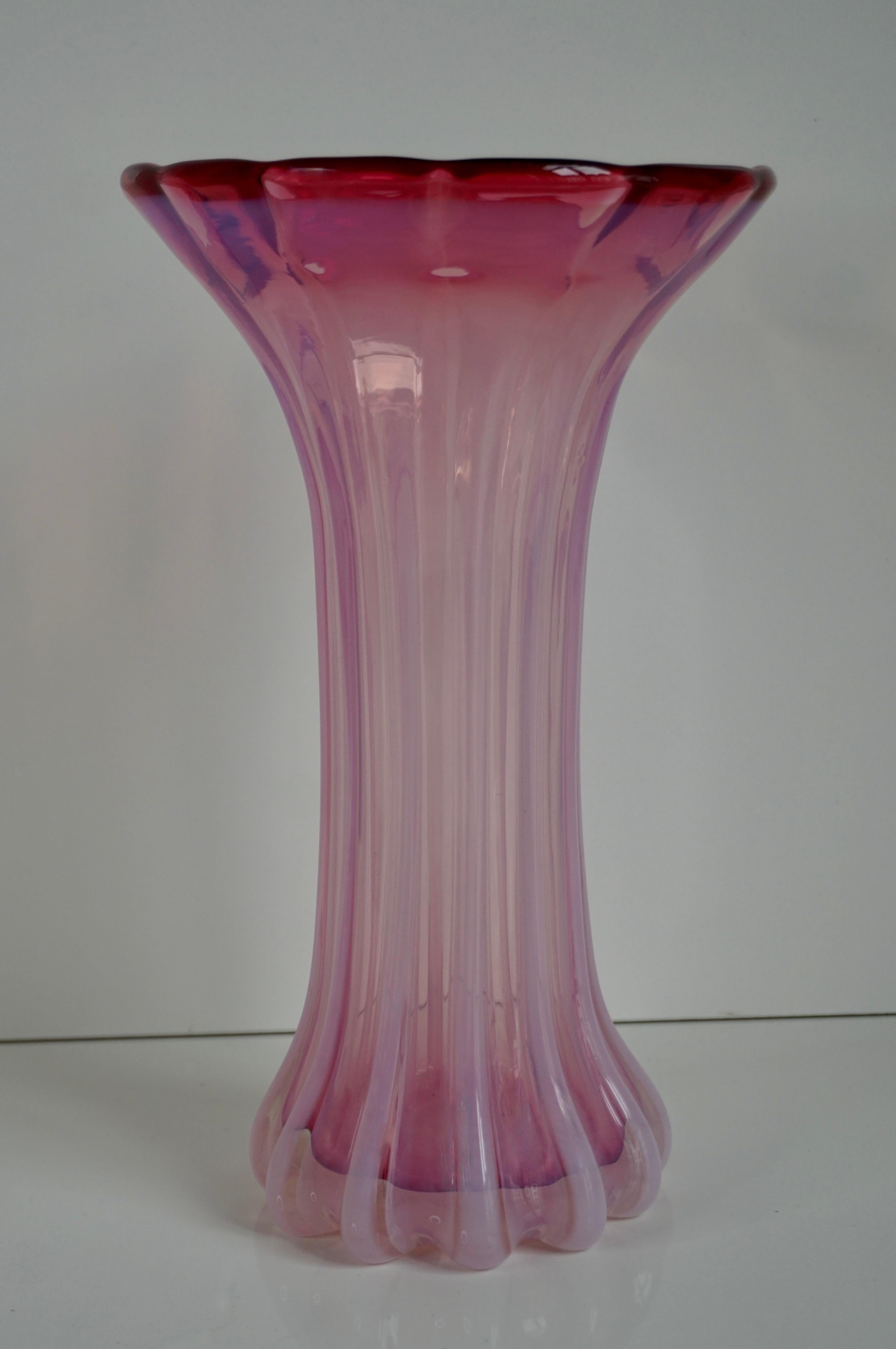 Hollywood Regency Grand vase italien vintage en verre de Murano rose en vente
