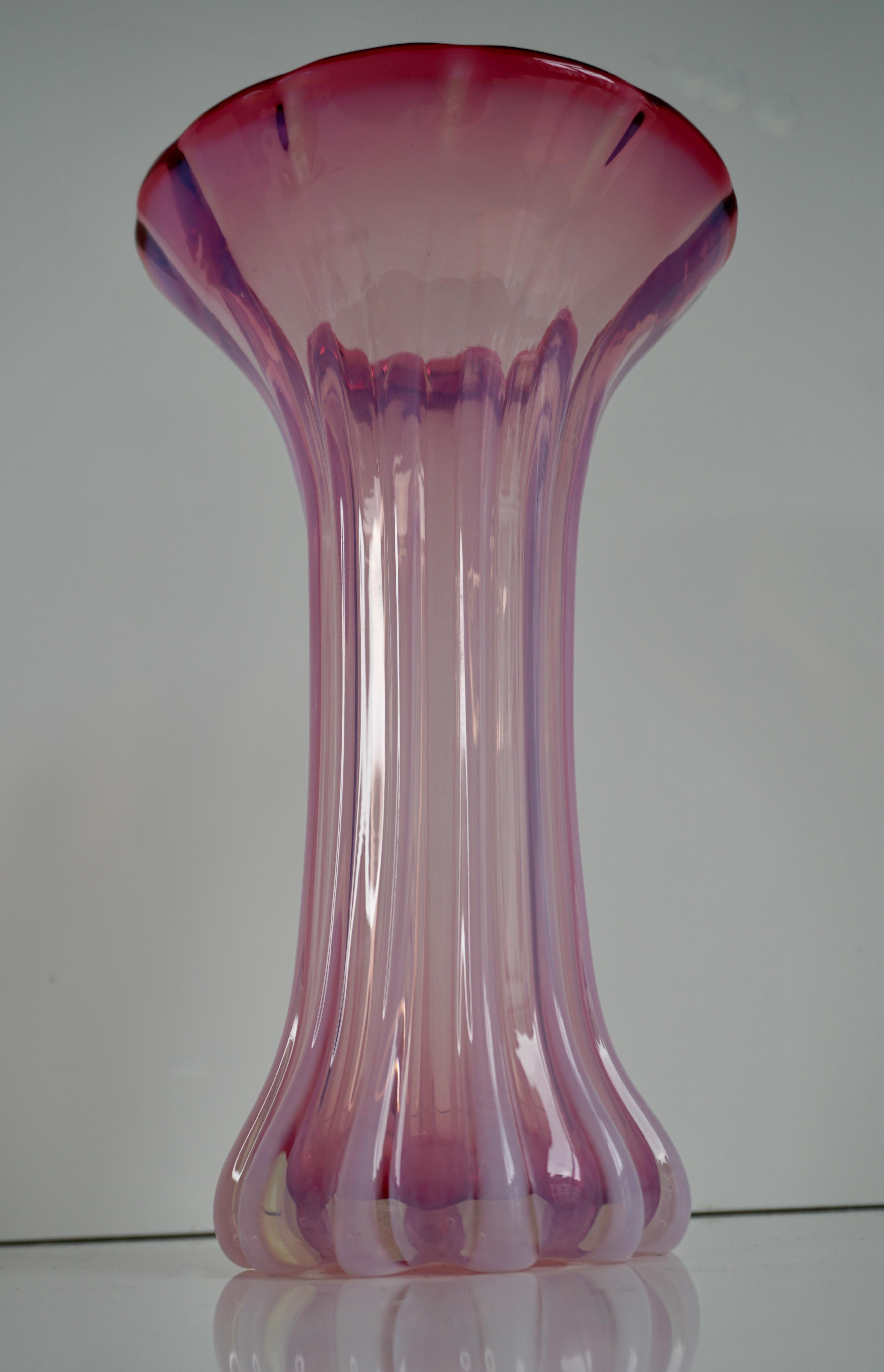 20ième siècle Grand vase italien vintage en verre de Murano rose en vente