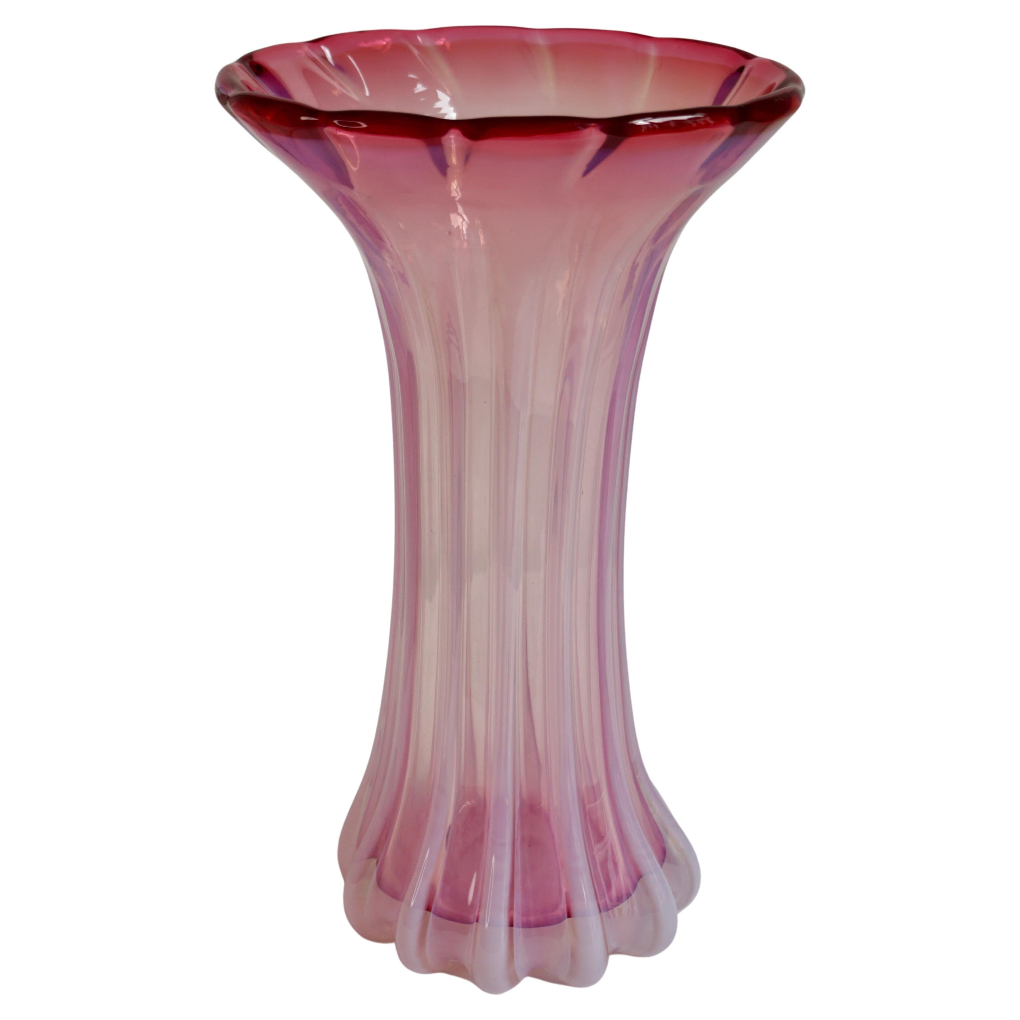 Vaso alto in vetro rosa di Murano Vintage Italian