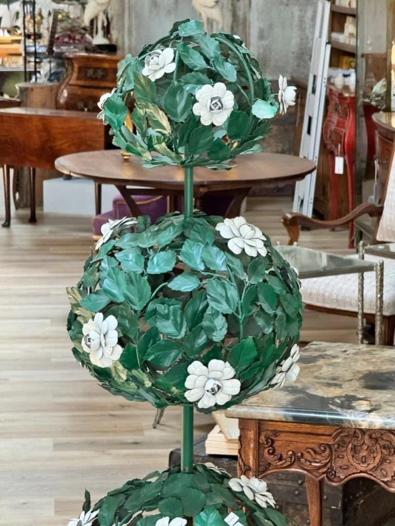 Topiario italiano de mediados de siglo, un árbol alto con tres bolas foliadas con flores. 

