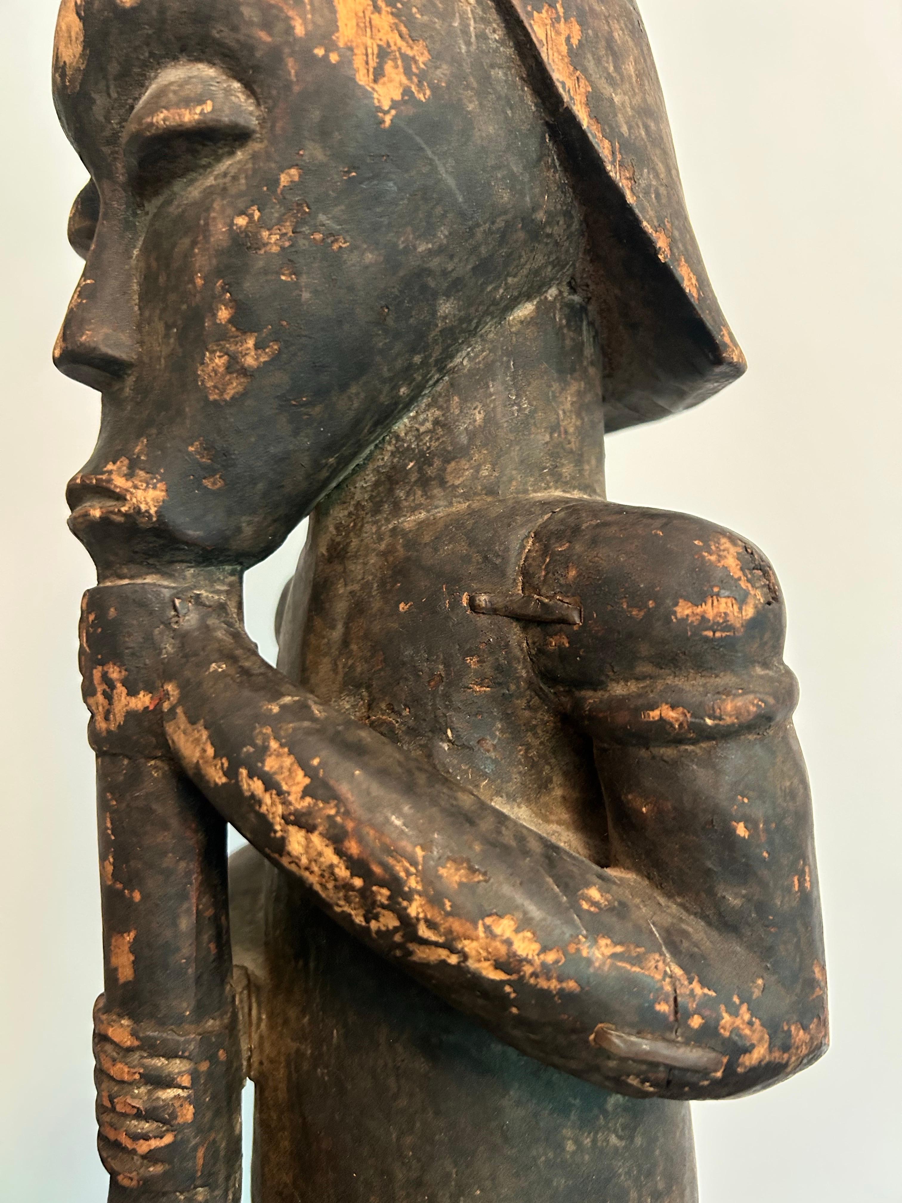Afrikanische Kunst.
Handgefertigtes Holz mit Fasern.
Originaler Vintage-Zustand mit altersgemäßer Abnutzung und Patina.
Eignet sich gut für Sammlungen und Dekorationen.